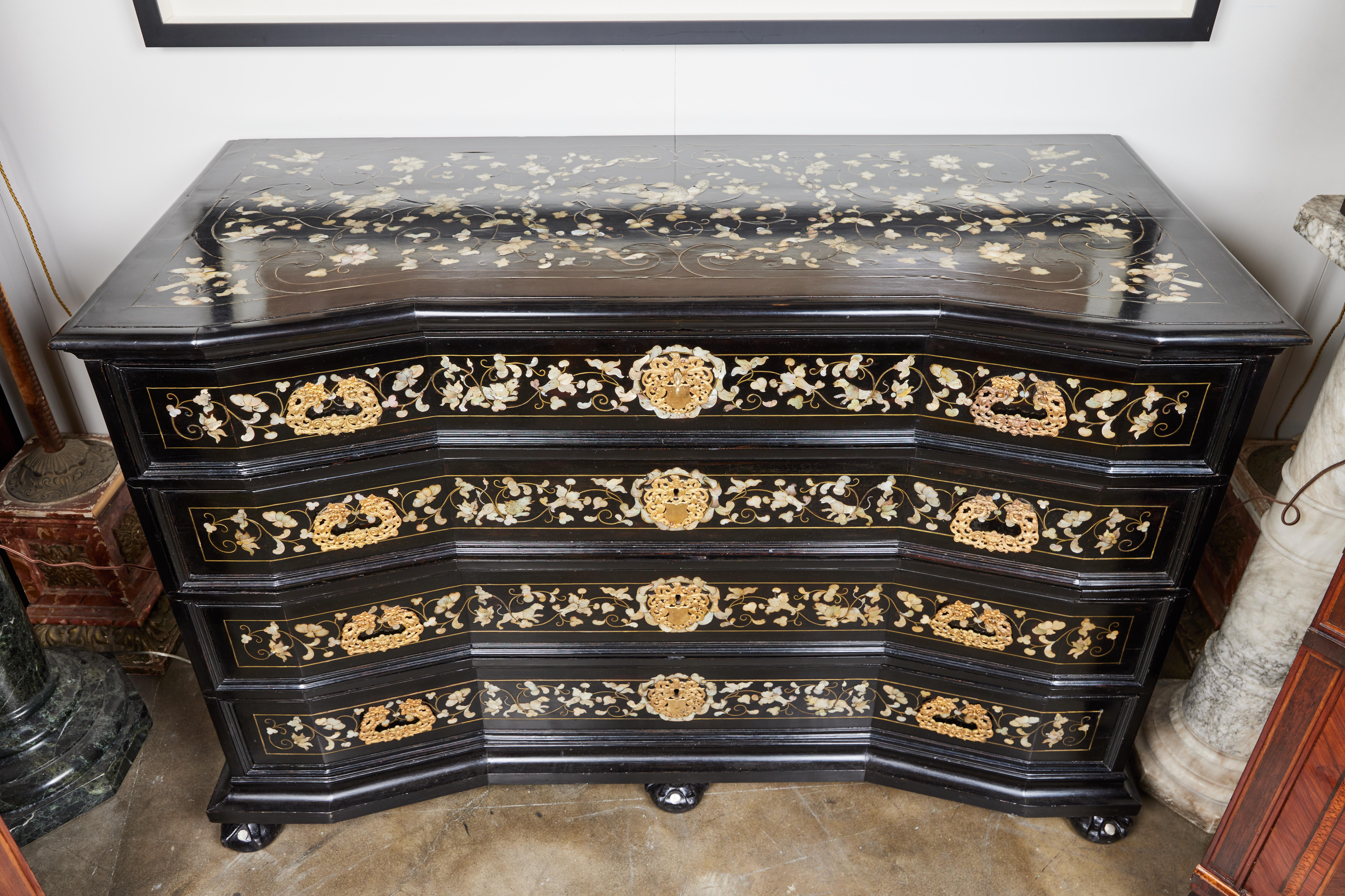 Barocco Commode intarsiato in madreperla e ebanizzato in vendita