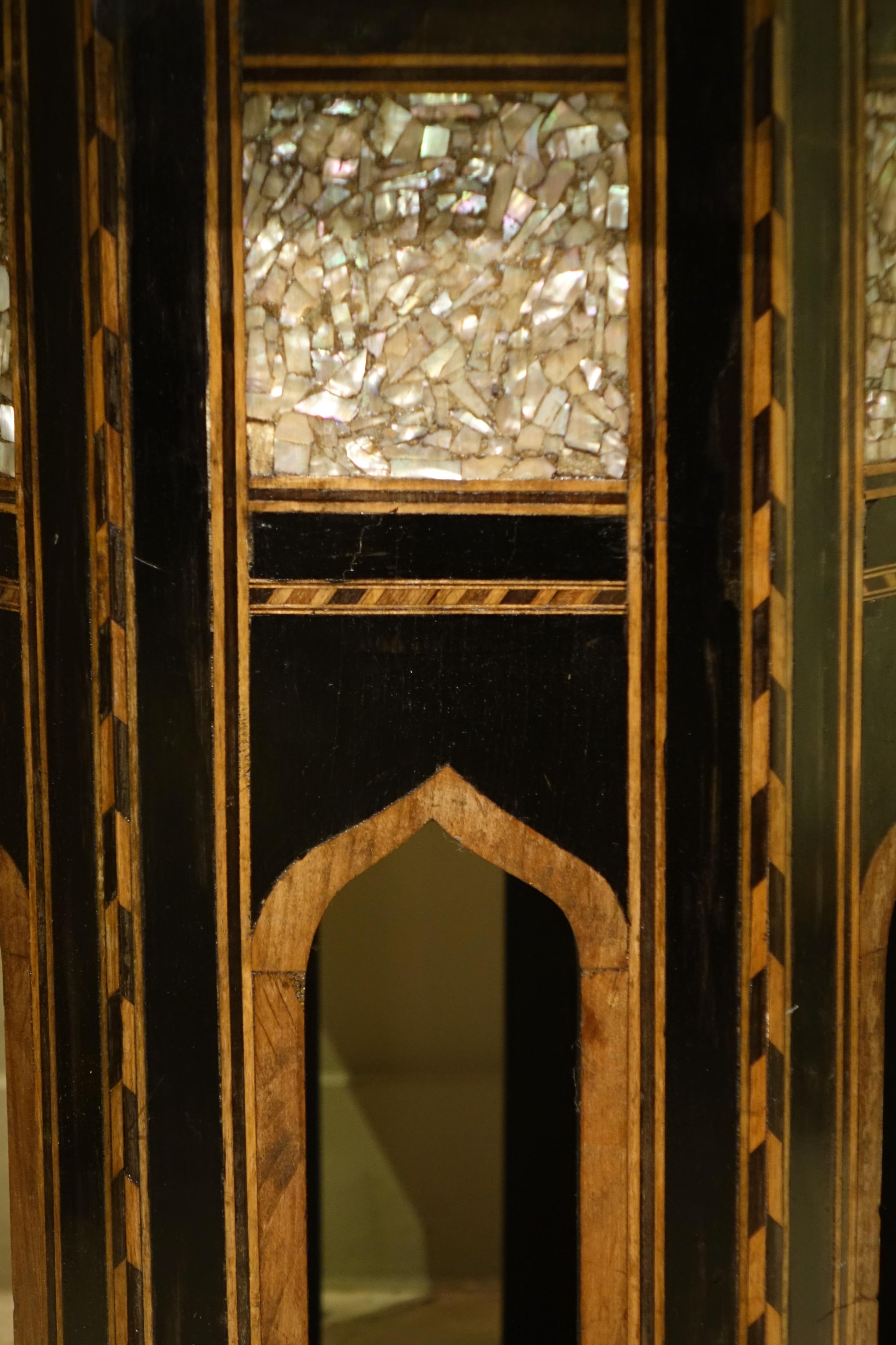 Art déco Table d'appoint octogonale incrustée de nacre, Syrie ou Égypte, vers 1920 en vente