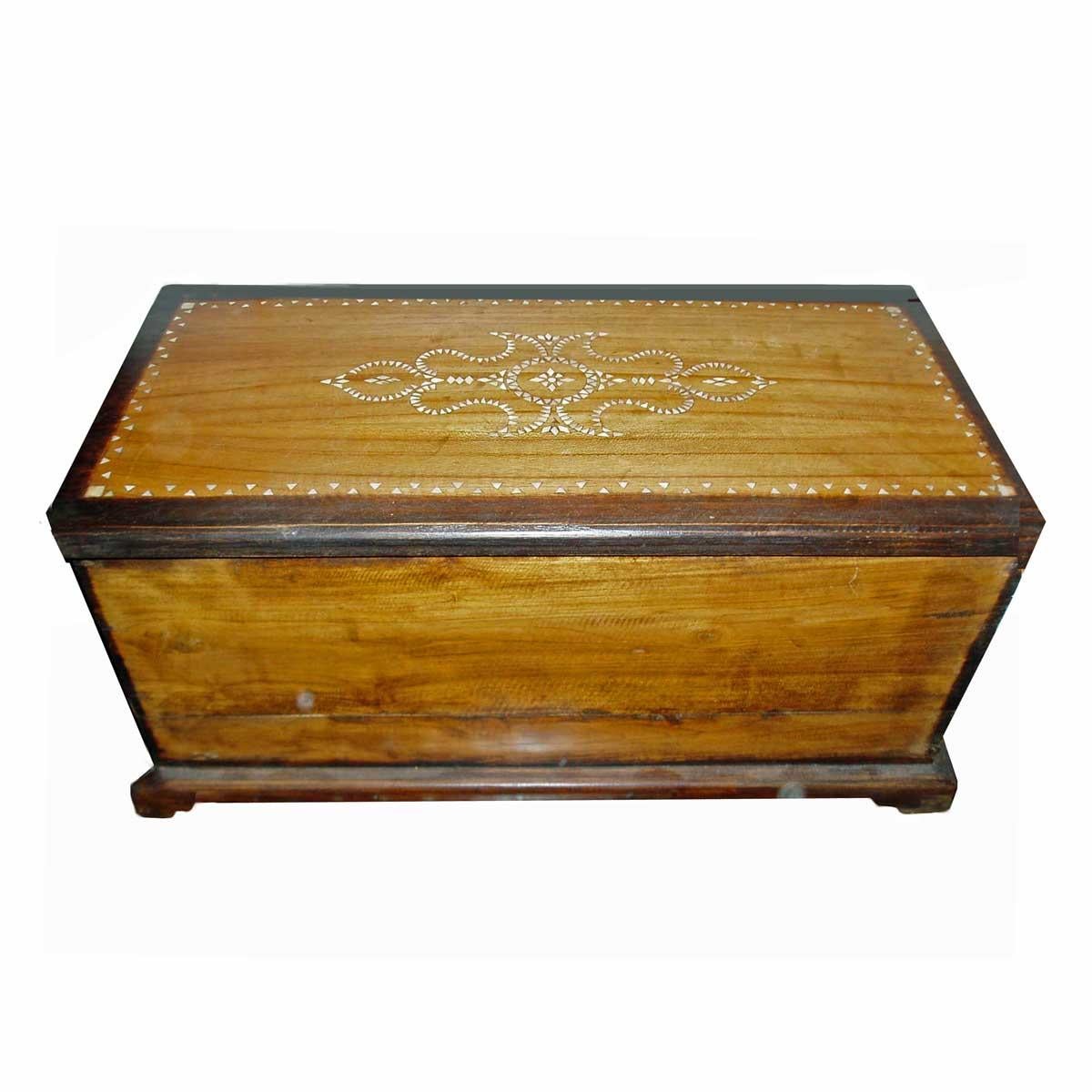 A delicately inlaid trunk from Indonesia, in two-tone wood. Mother of pearl insets on top and sides. Early 20th century.