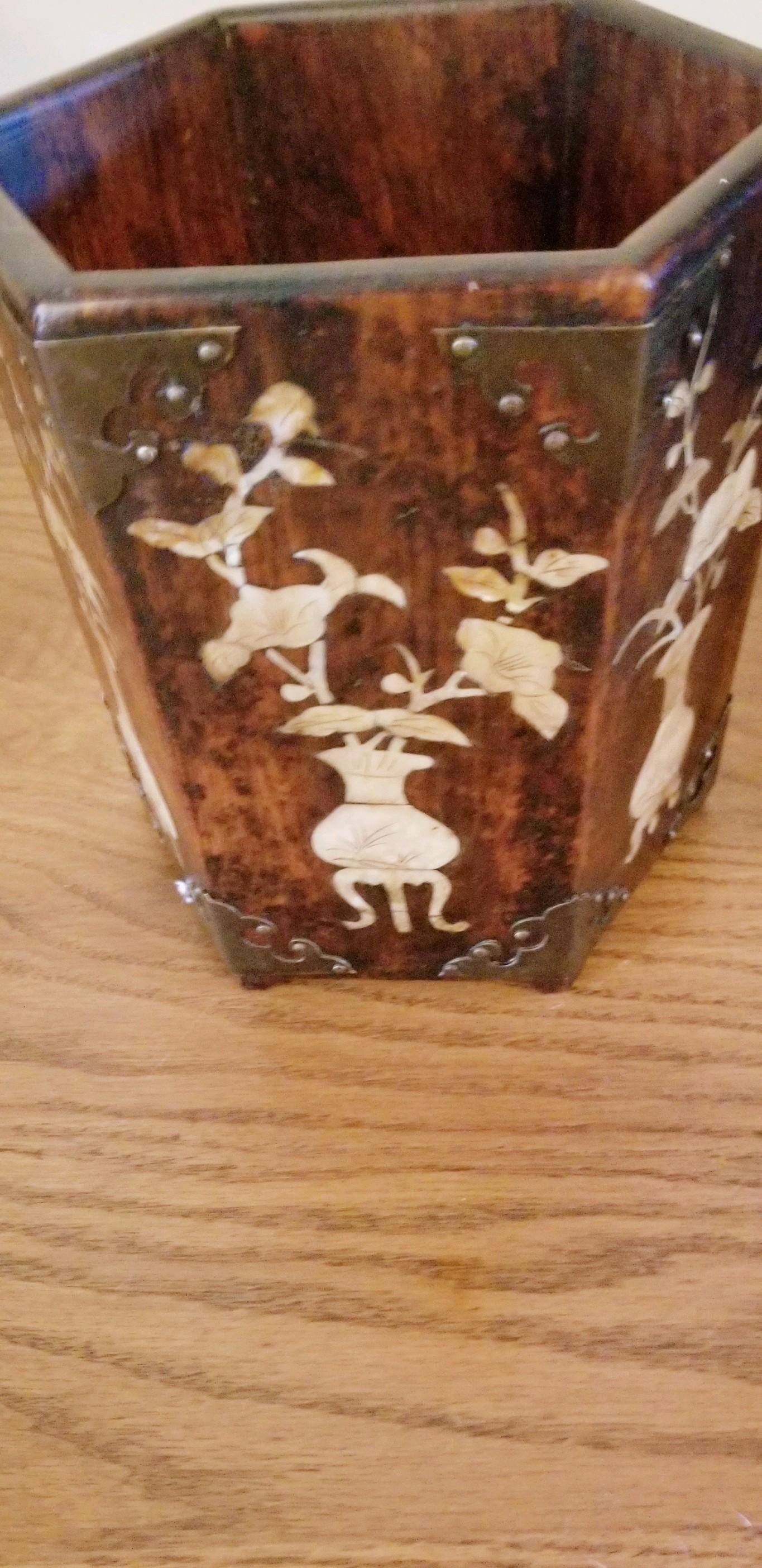 Mother of Pearl Inlay Cache Pot In Good Condition For Sale In Milton, DE