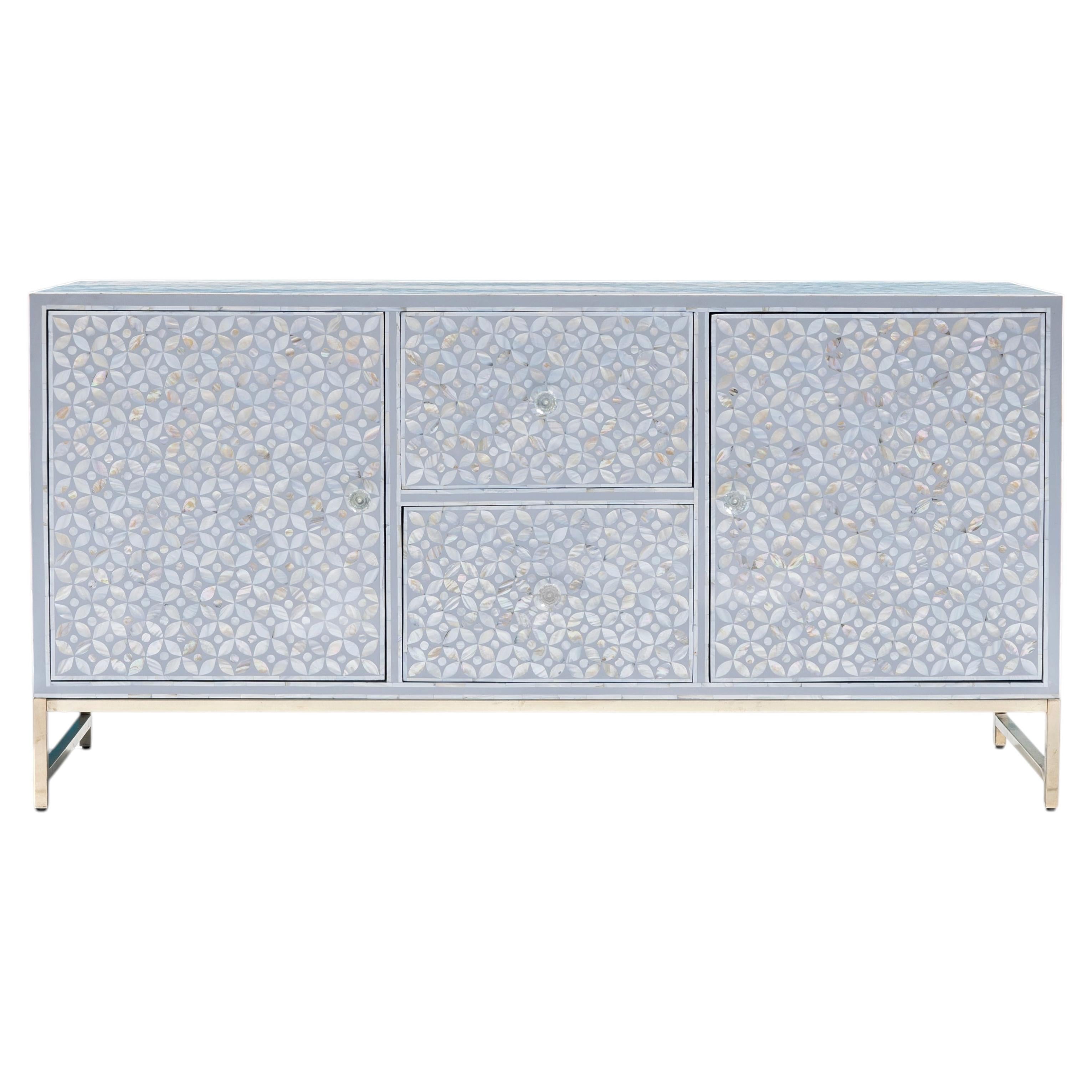 Console multimediale con intarsi in madreperla, gambe dorate e pomelli in ottone di House of Jaipur in vendita