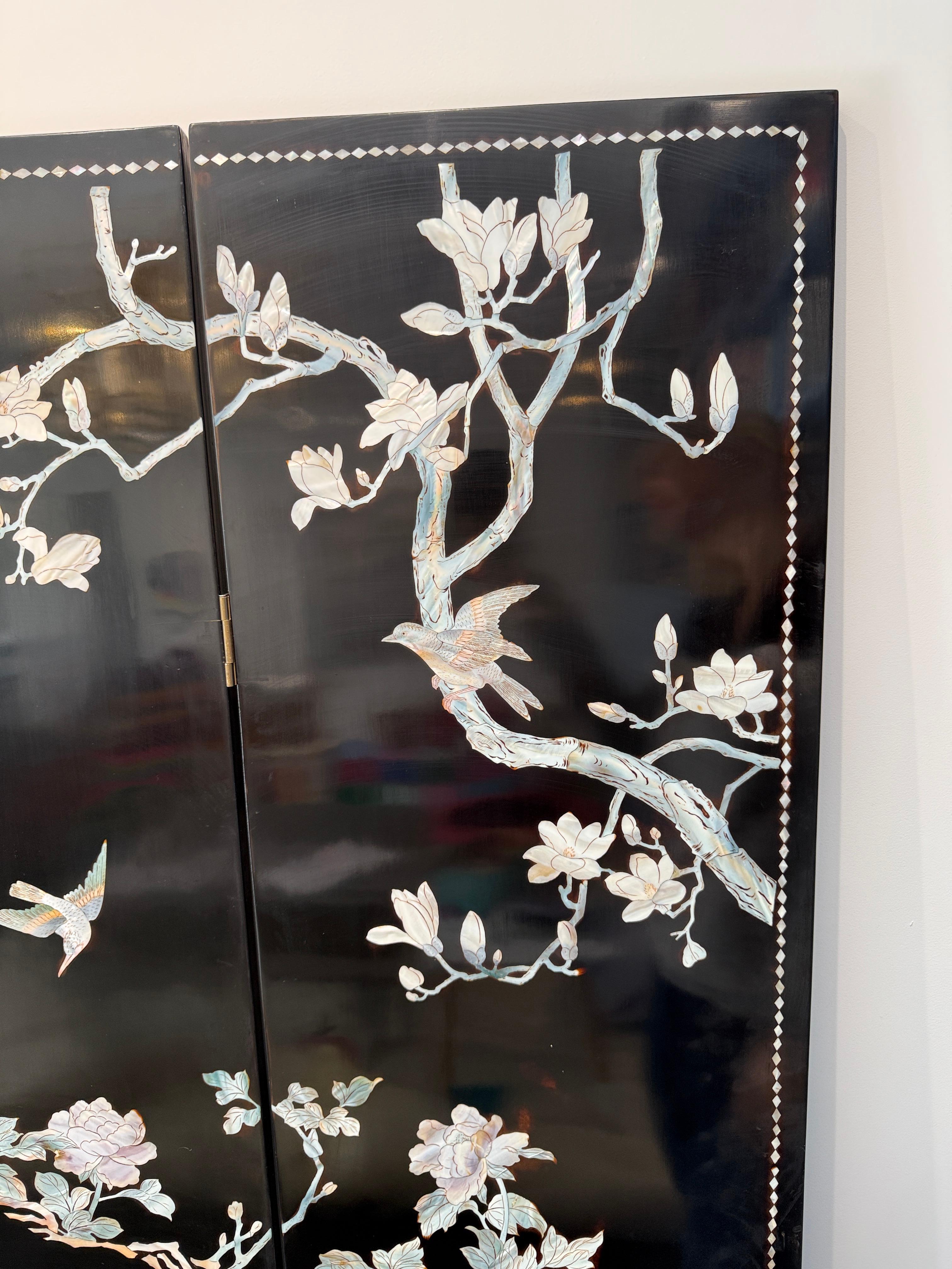 Intarsi in Madreperla, Paravento Nero Wood Chinoiserie del XX secolo in vendita 4