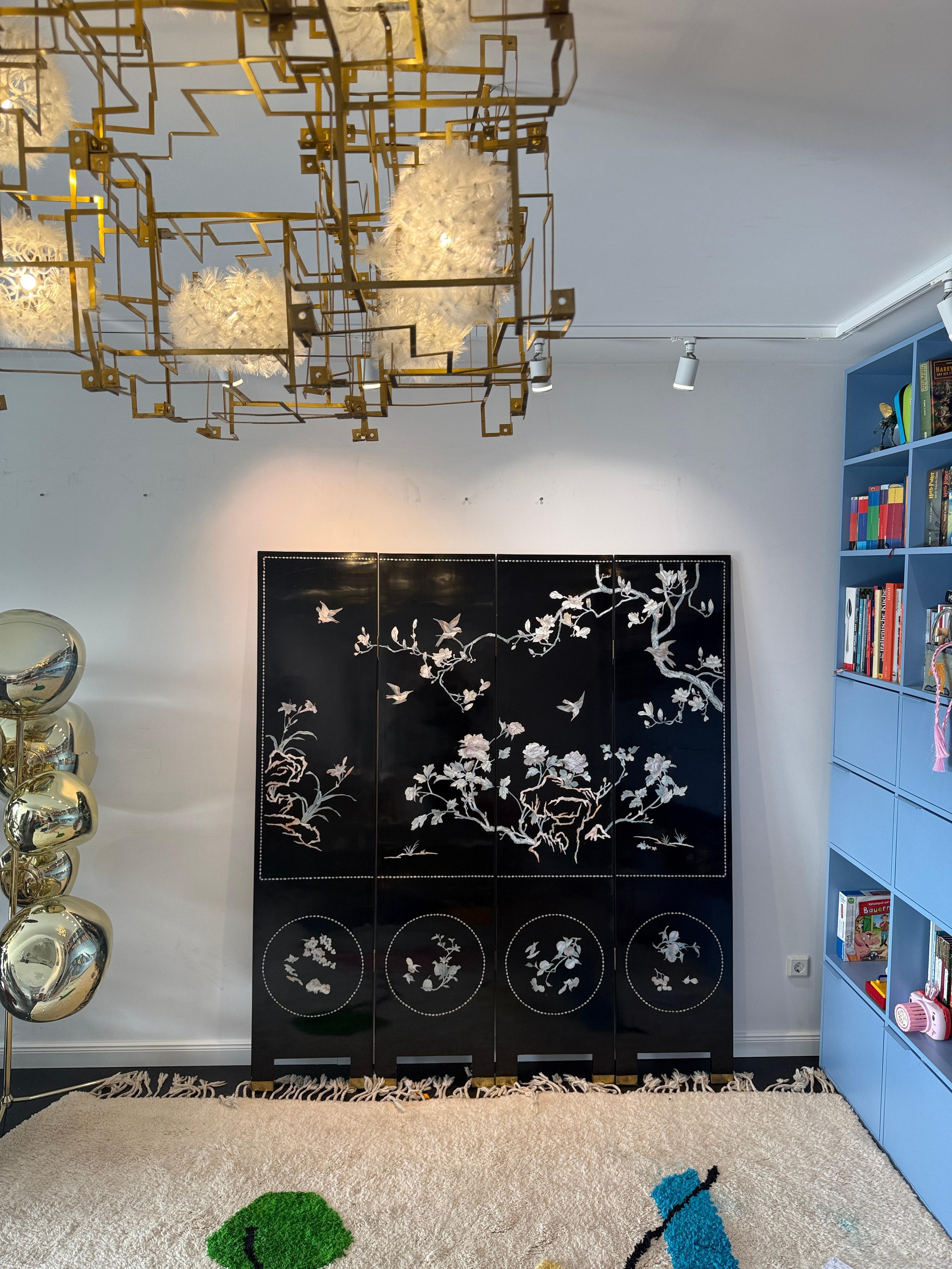 Bellissimo e raro Paravent nero del XX secolo con intarsi in madreperla e pittura dorata sul retro. Gli splendidi intarsi raffigurano uccelli sugli alberi.
Il divisorio ha quattro pannelli ed è realizzato in legno, dipinto e con intarsi in