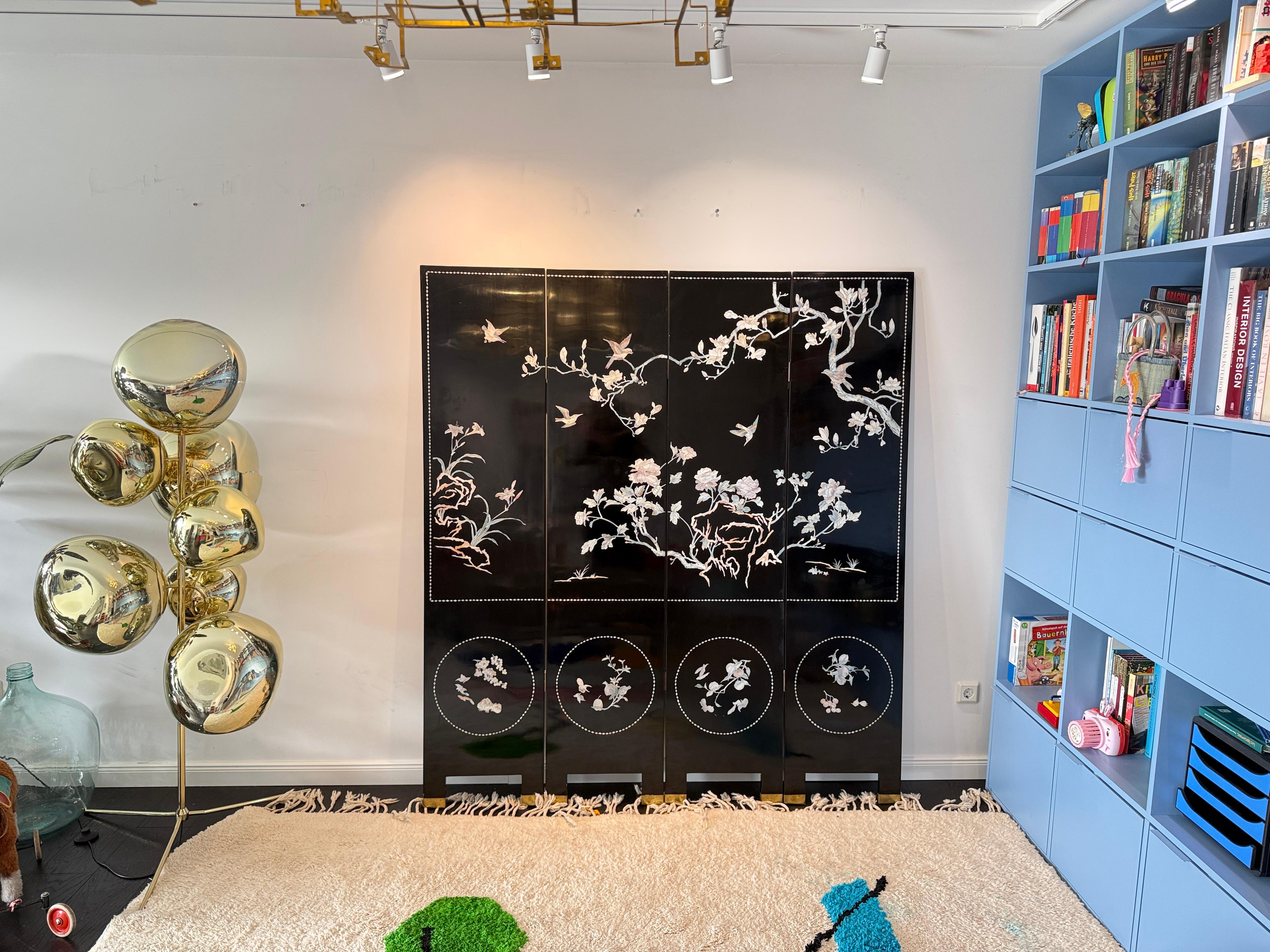 Cineserie Intarsi in Madreperla, Paravento Nero Wood Chinoiserie del XX secolo in vendita