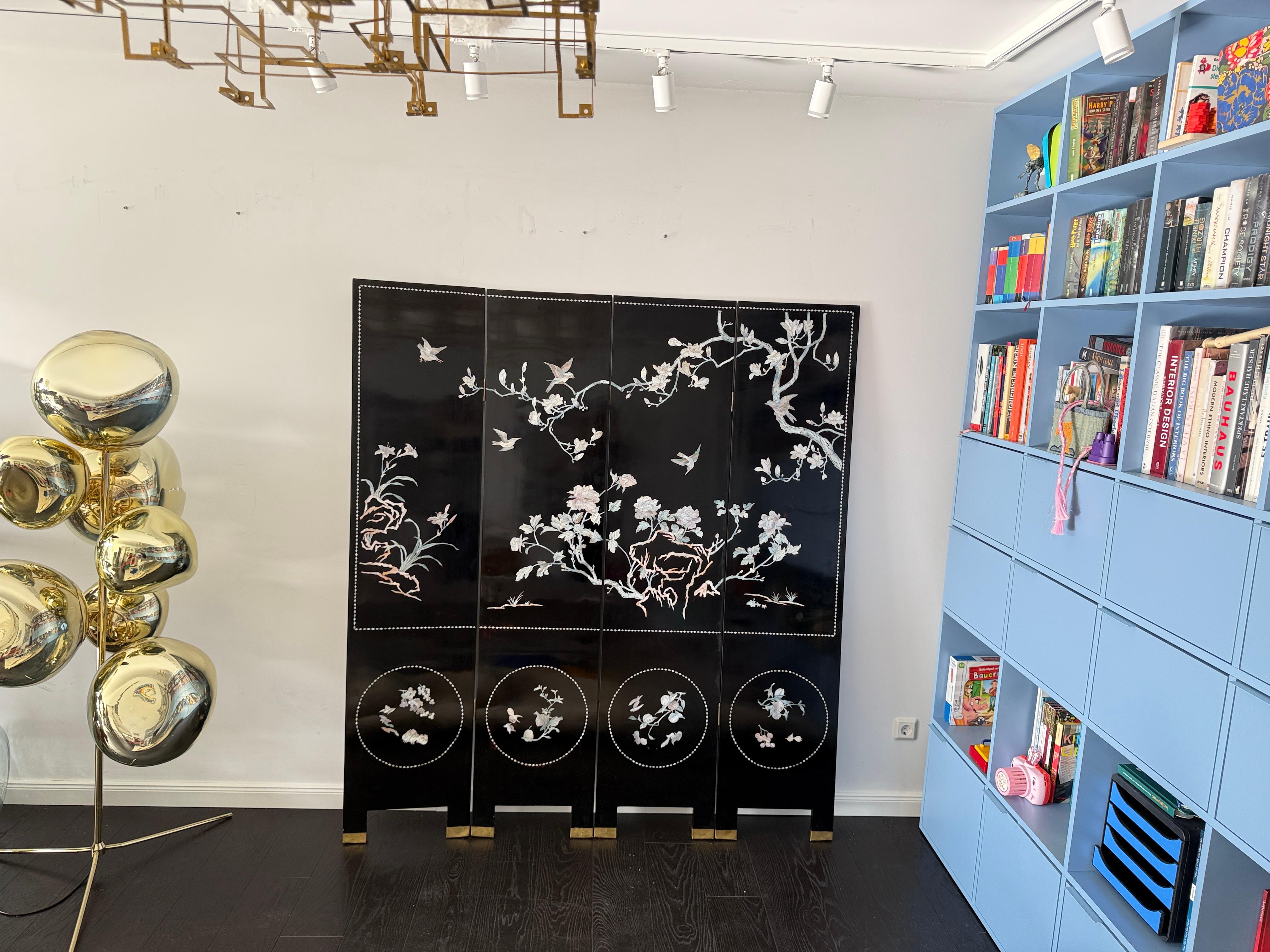 Intarsi in Madreperla, Paravento Nero Wood Chinoiserie del XX secolo in vendita 1