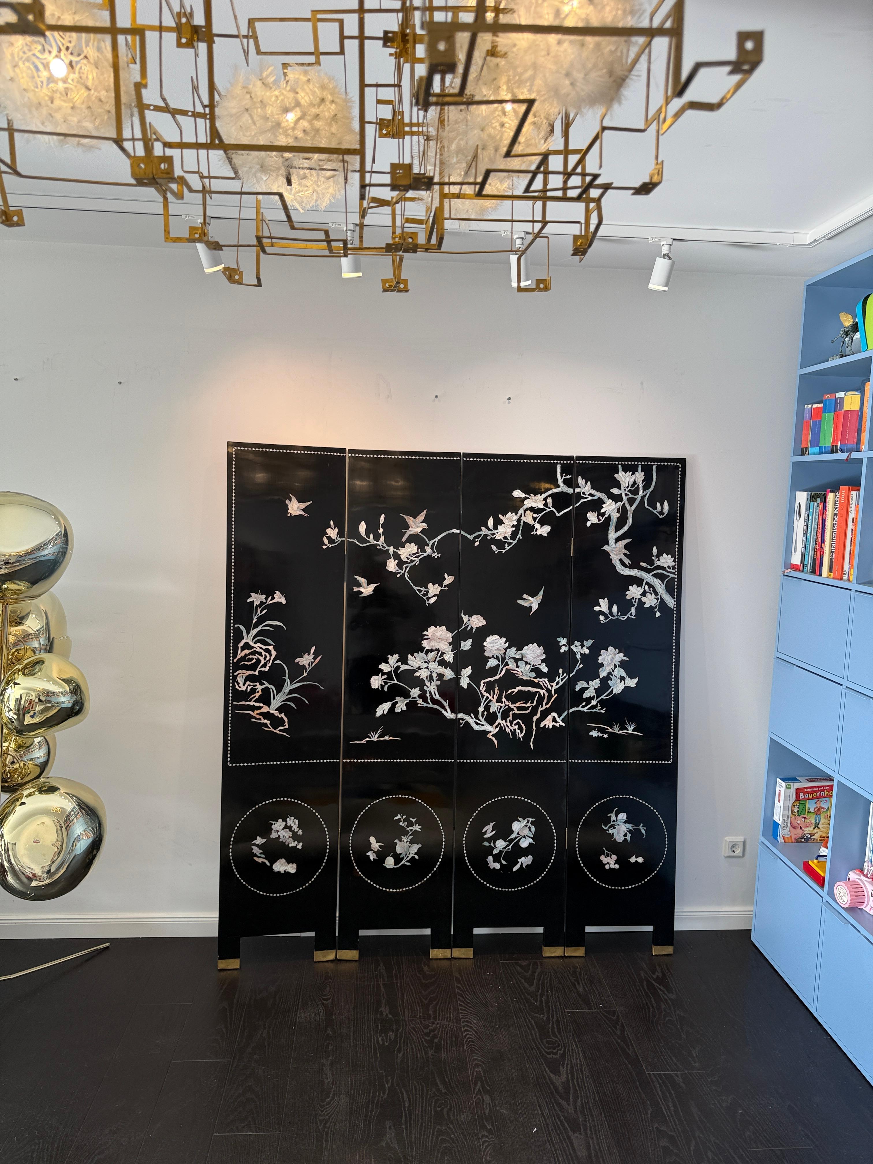 Intarsi in Madreperla, Paravento Nero Wood Chinoiserie del XX secolo in vendita 2