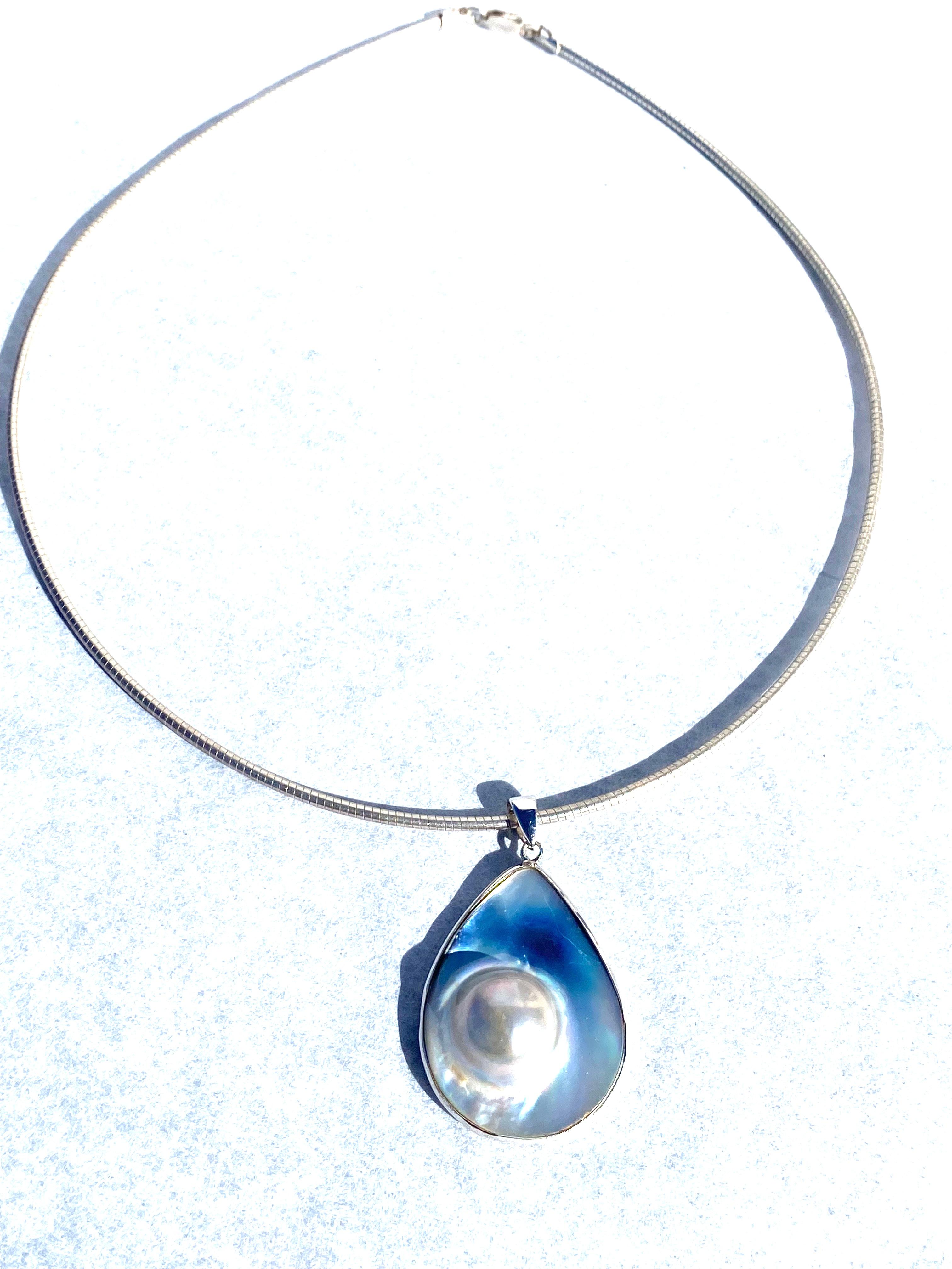 Contemporain Collier en nacre et perle irisée, fil métallique, pendentif en vente