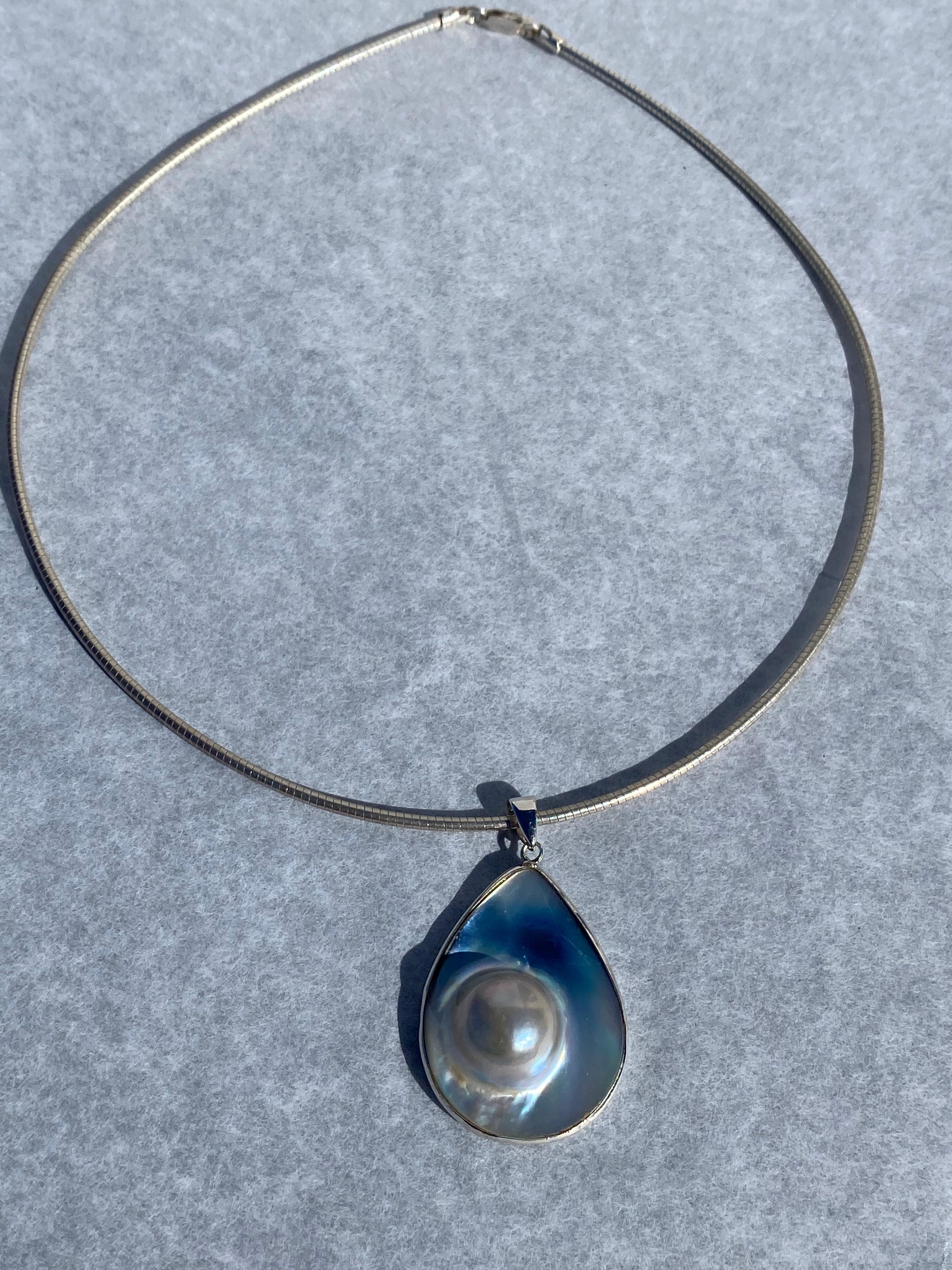 Collier en nacre et perle irisée, fil métallique, pendentif Excellent état - En vente à Laguna Hills, CA