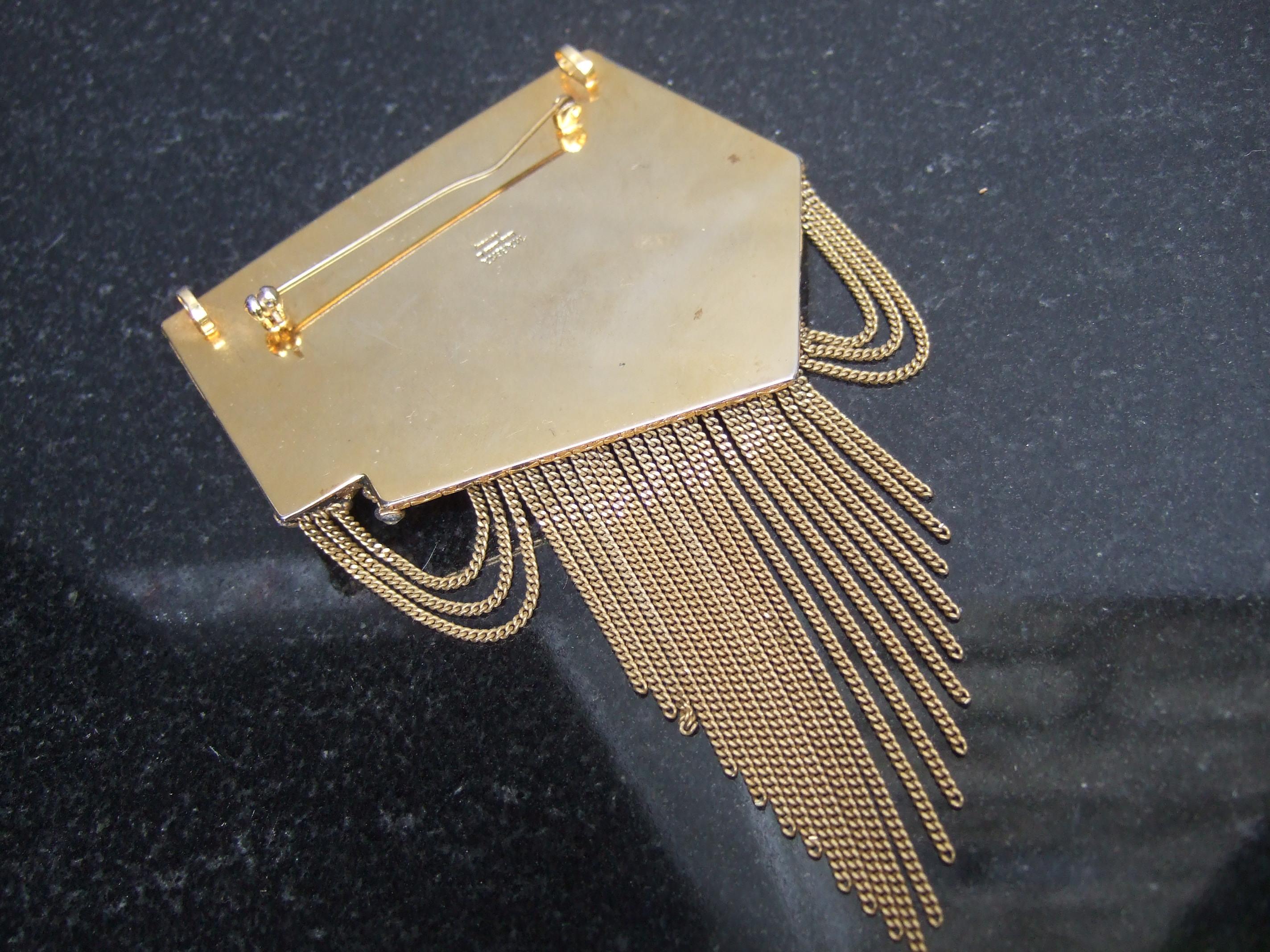 Broche artisanale à pompon en métal doré massif ornée de nacre, c. 1970 en vente 12