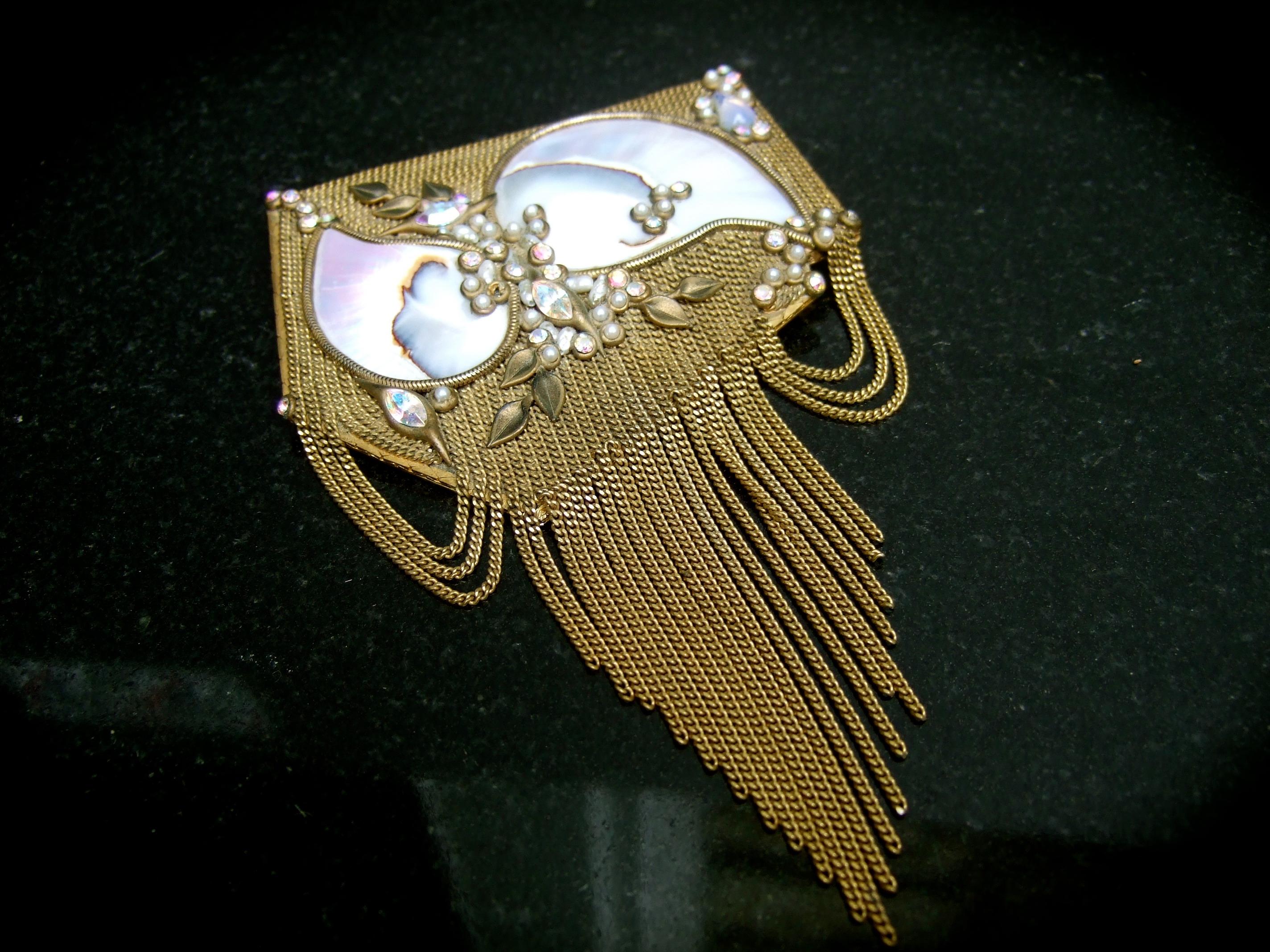 Exquise broche à franges en nacre, cristal massif et métal doré, conçue par Marena.
Cette opulente broche artisanale à grande échelle est ornée d'une paire de grandes nacres polies. 
tuiles de forme organique

Les carreaux de nacre sont juxtaposés à