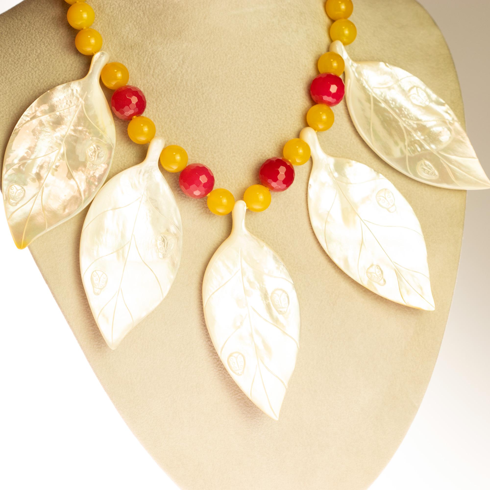 Art Nouveau Madreperla Foglie Agate Colorate Collana di foglie in argento Sterling Intini in vendita