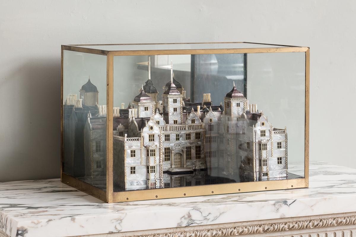Modèle en nacre d'Aston Hall, Birmingham, de la fin du XIXe siècle

D'une qualité exceptionnelle, la nacre est minutieusement sculptée pour représenter chaque brique, fenêtre et castelet de cette magnifique maison. Dans un boîtier vitré