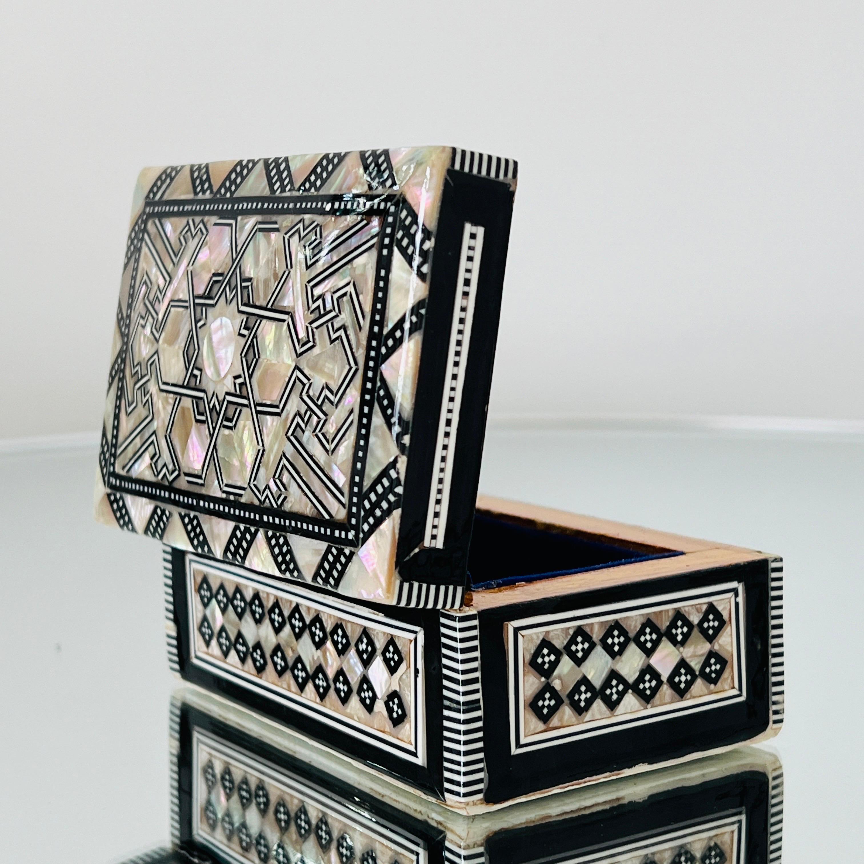 Mother of Pearl Mosaic Inlay Trinket Box, Middle Eastern, c. 1960's In Good Condition For Sale In Fort Lauderdale, FL
