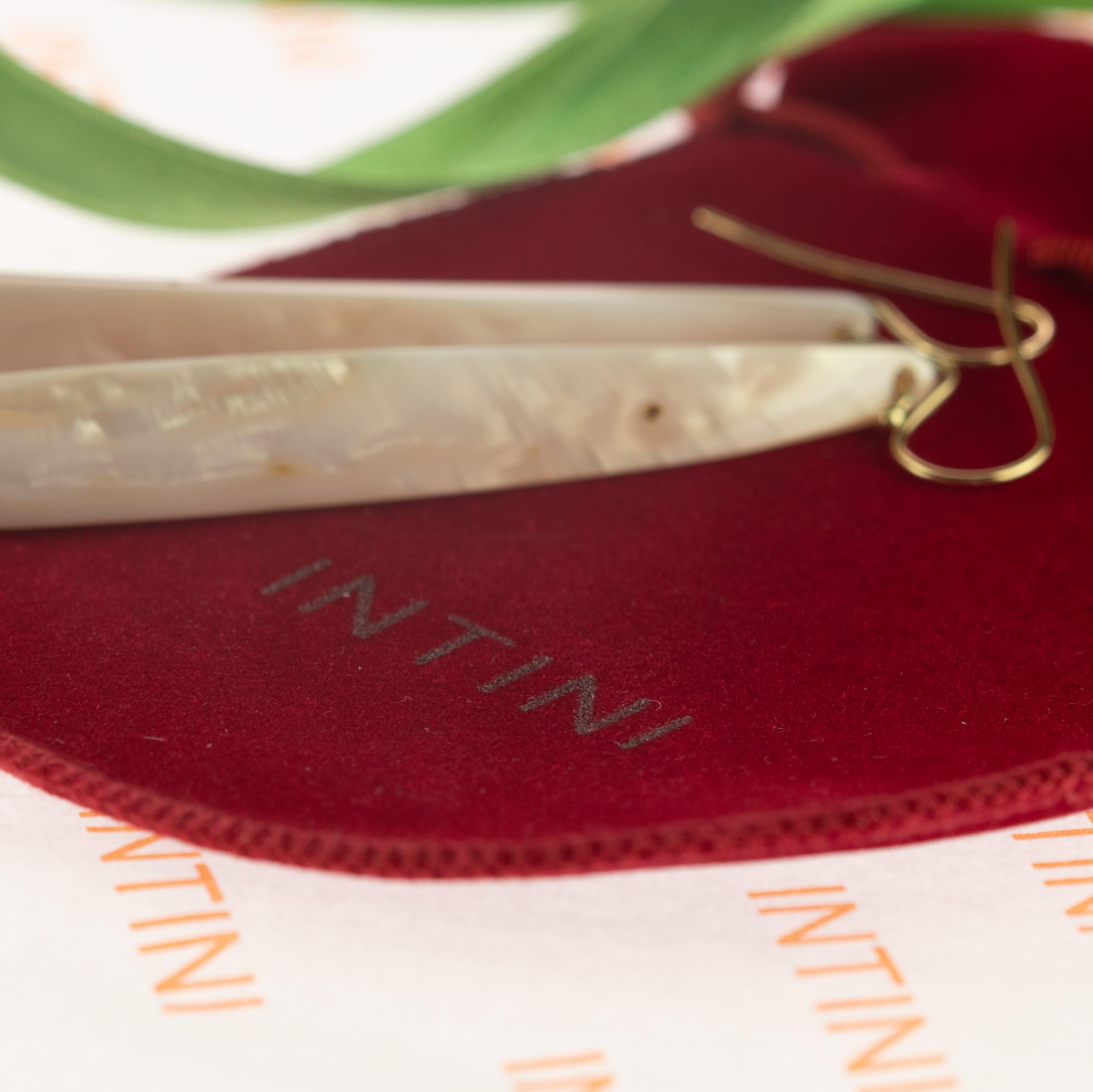 Belle Époque Longues boucles d'oreilles cocktail en or 18 carats et nacre de couleur naturelle, faites à la main en vente