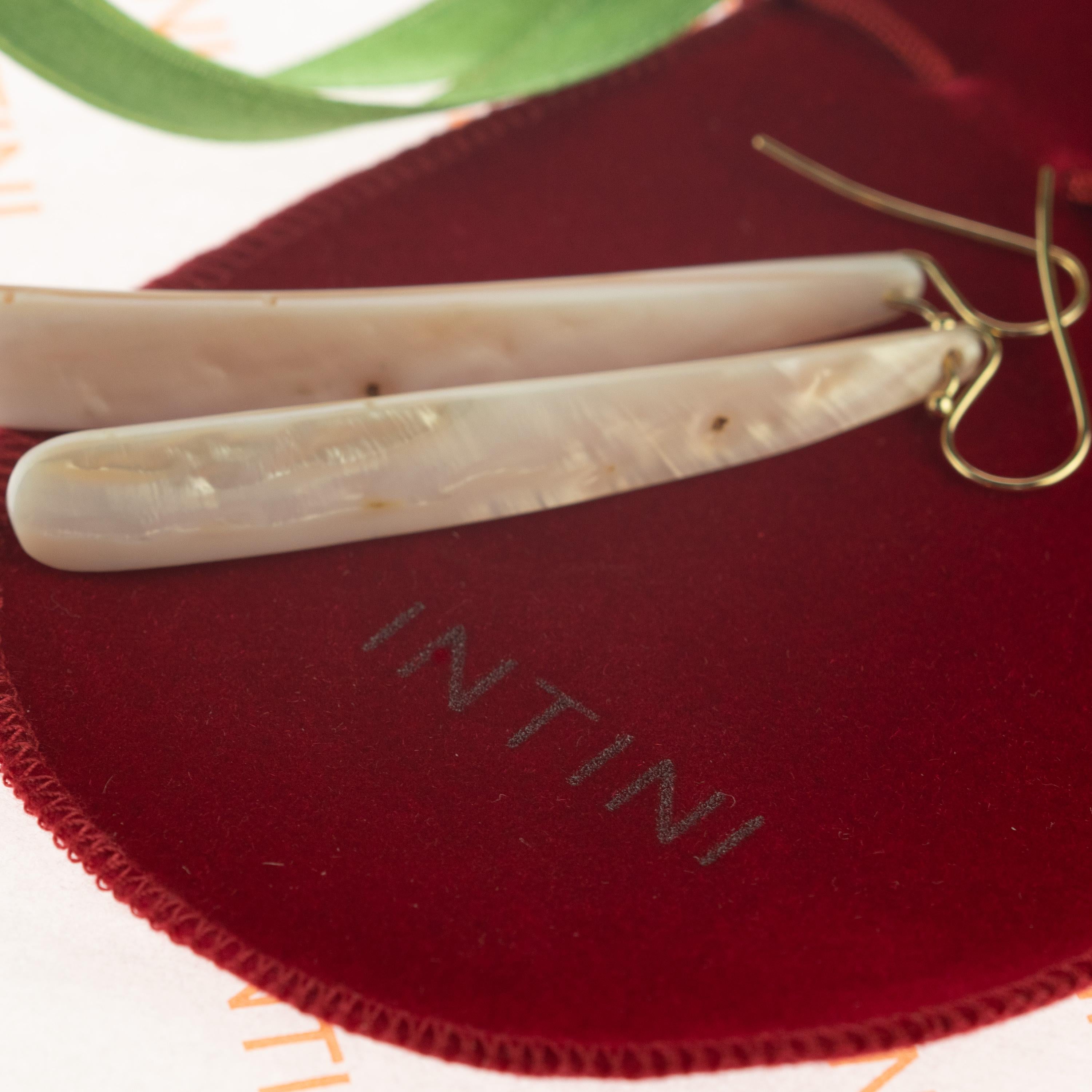 Taille mixte Longues boucles d'oreilles cocktail en or 18 carats et nacre de couleur naturelle, faites à la main en vente