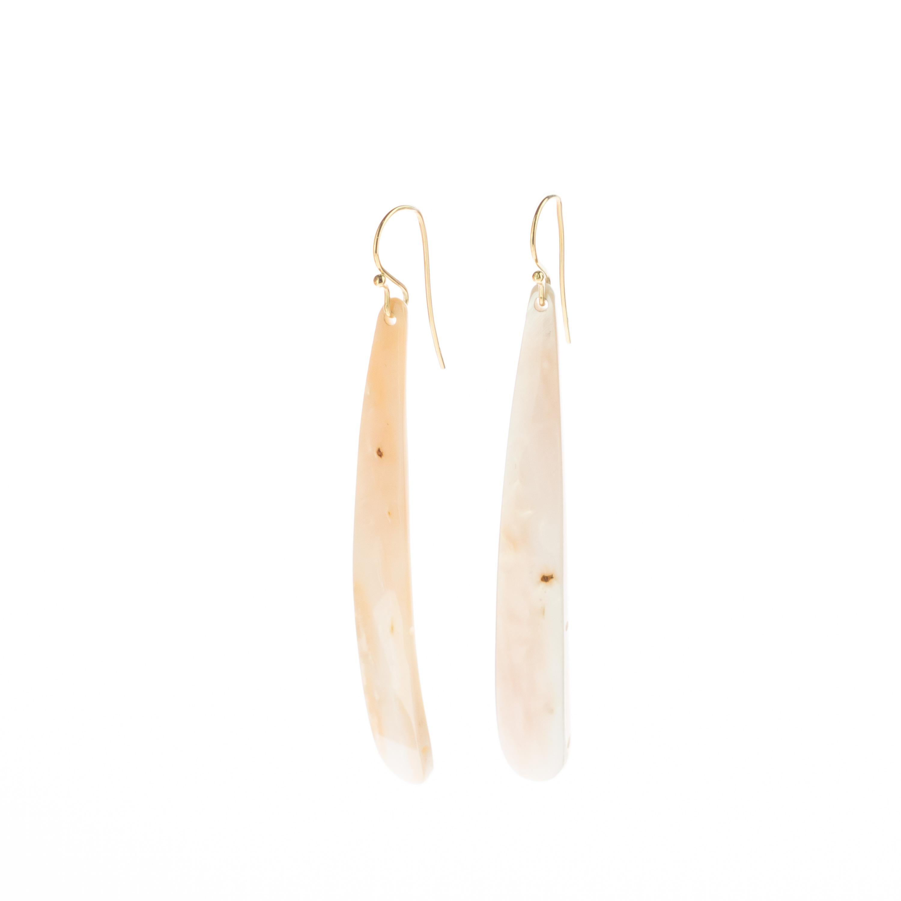 Longues boucles d'oreilles cocktail en or 18 carats et nacre de couleur naturelle, faites à la main Pour femmes en vente