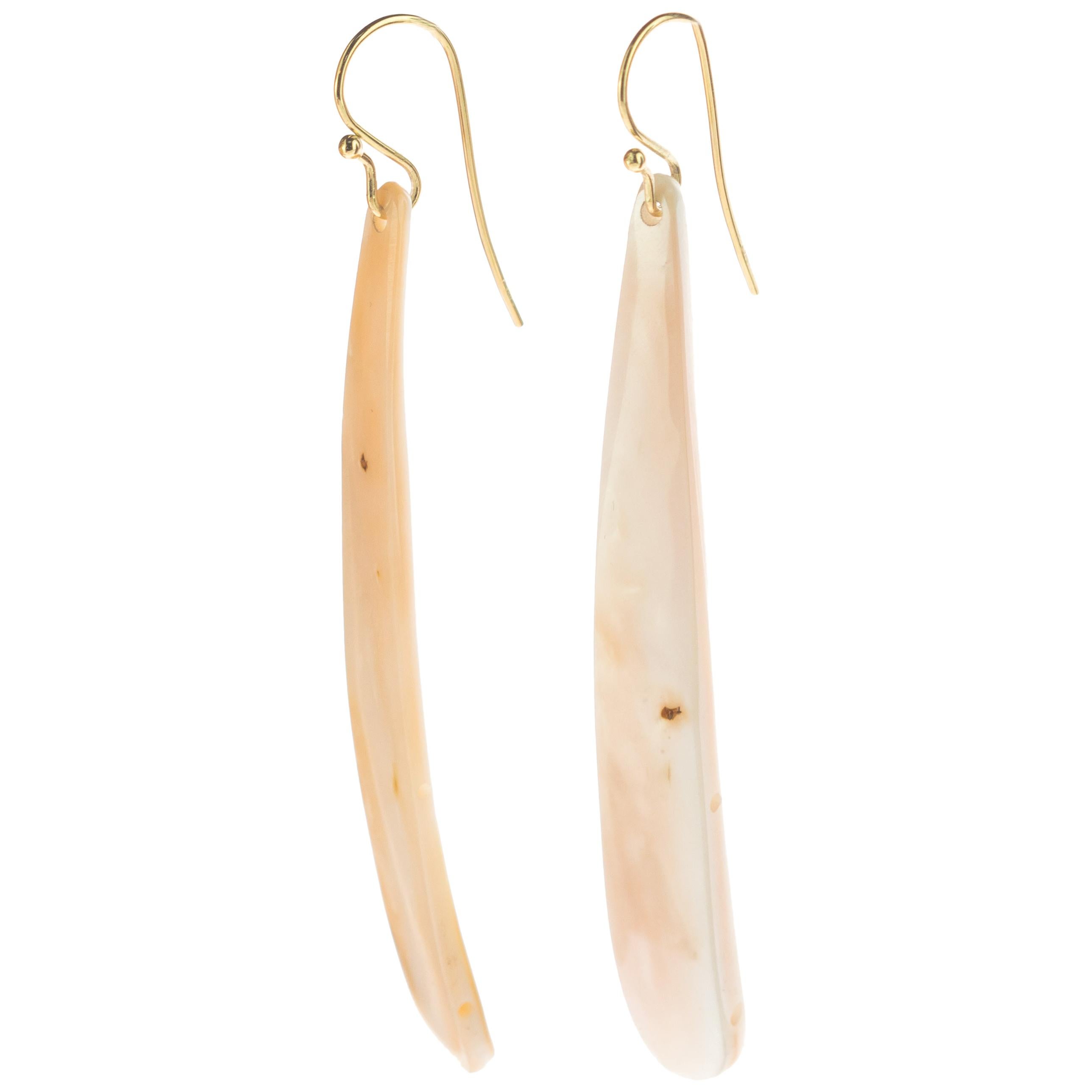 Orecchini da cocktail a goccia lunghi fatti a mano in oro 18 carati con madreperla di colore naturale