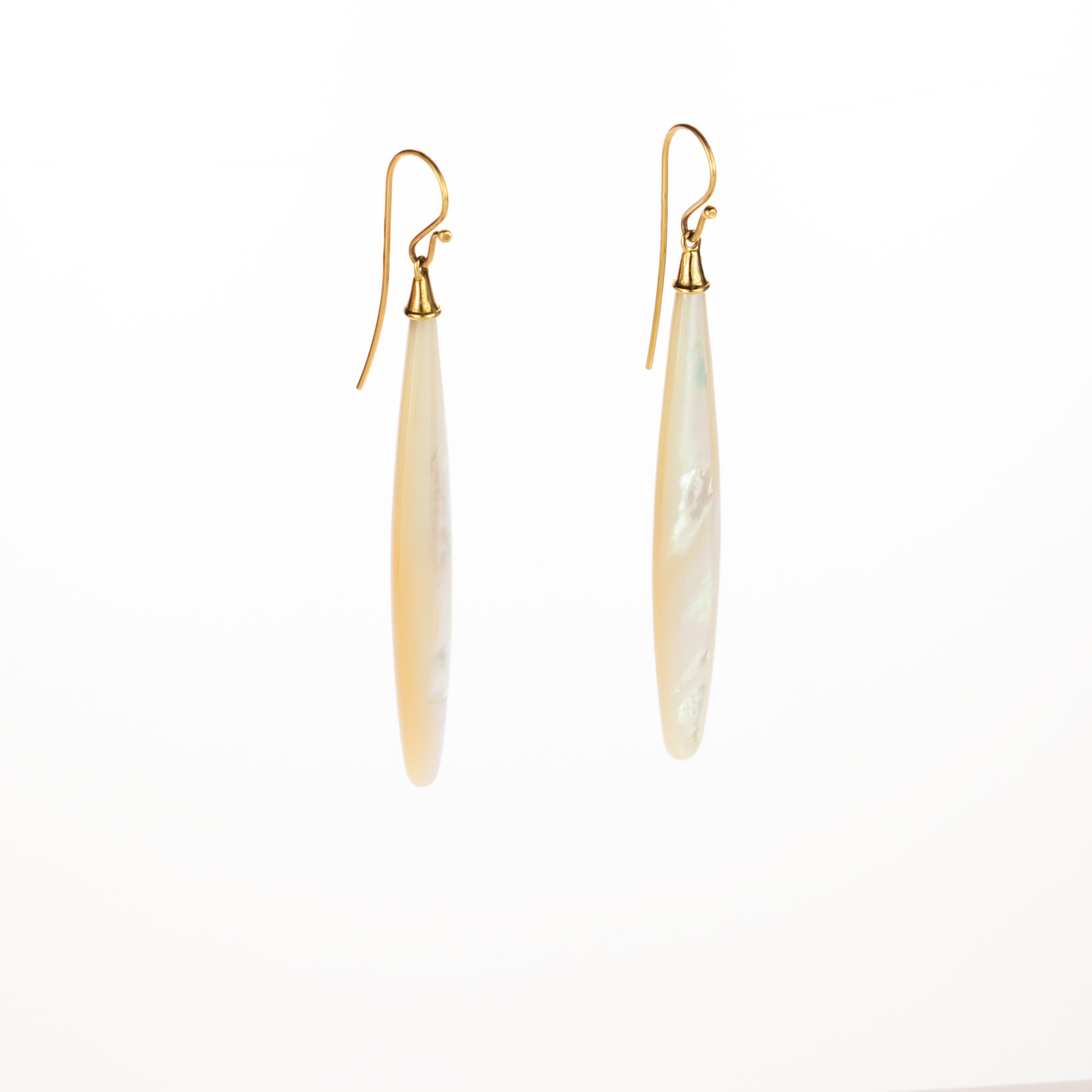 De magnifiques boucles d'oreilles en nacre, en forme de goutte, retenues par une pièce pendante en or jaune 18 carats. La larme moderne et audacieuse conçoit des bijoux qui combinent des formes volumineuses avec des pierres étonnantes, ce qui donne