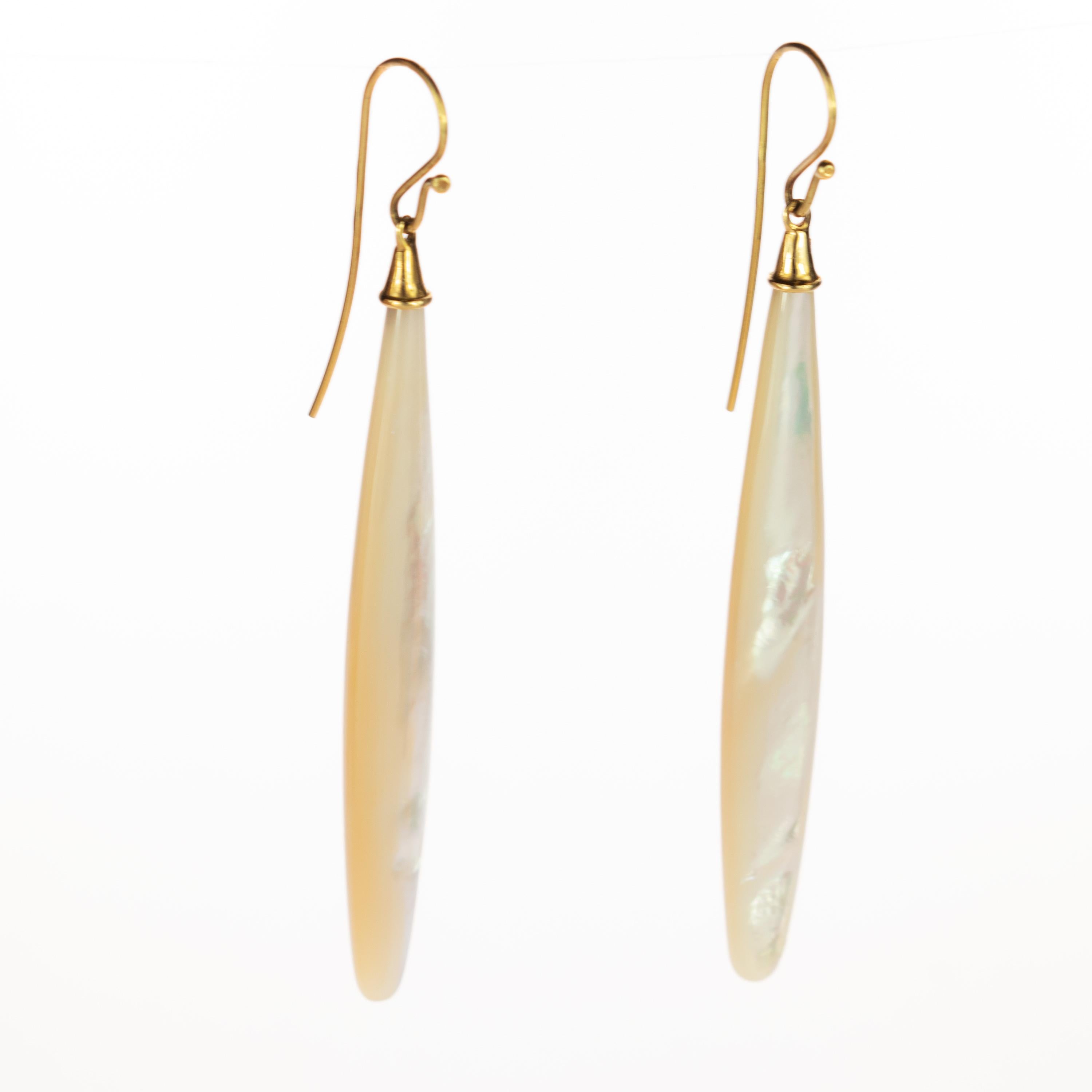 Taille mixte Longues boucles d'oreilles audacieuses en nacre de couleur naturelle sculptée en forme de goutte d'eau en vente