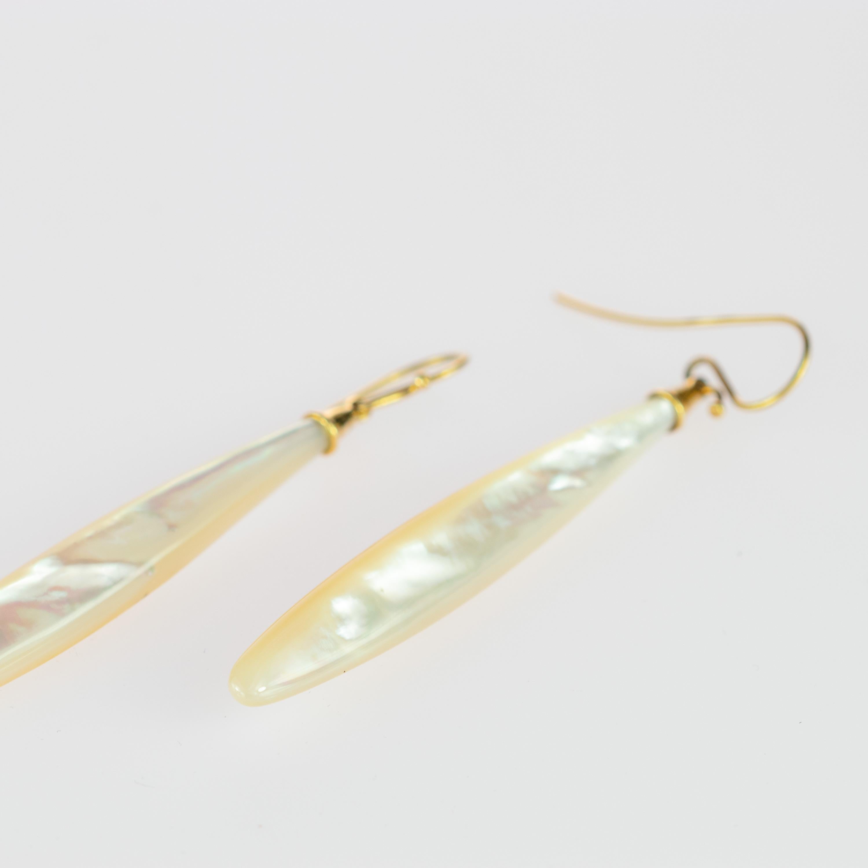 Longues boucles d'oreilles audacieuses en nacre de couleur naturelle sculptée en forme de goutte d'eau Neuf - En vente à Milano, IT