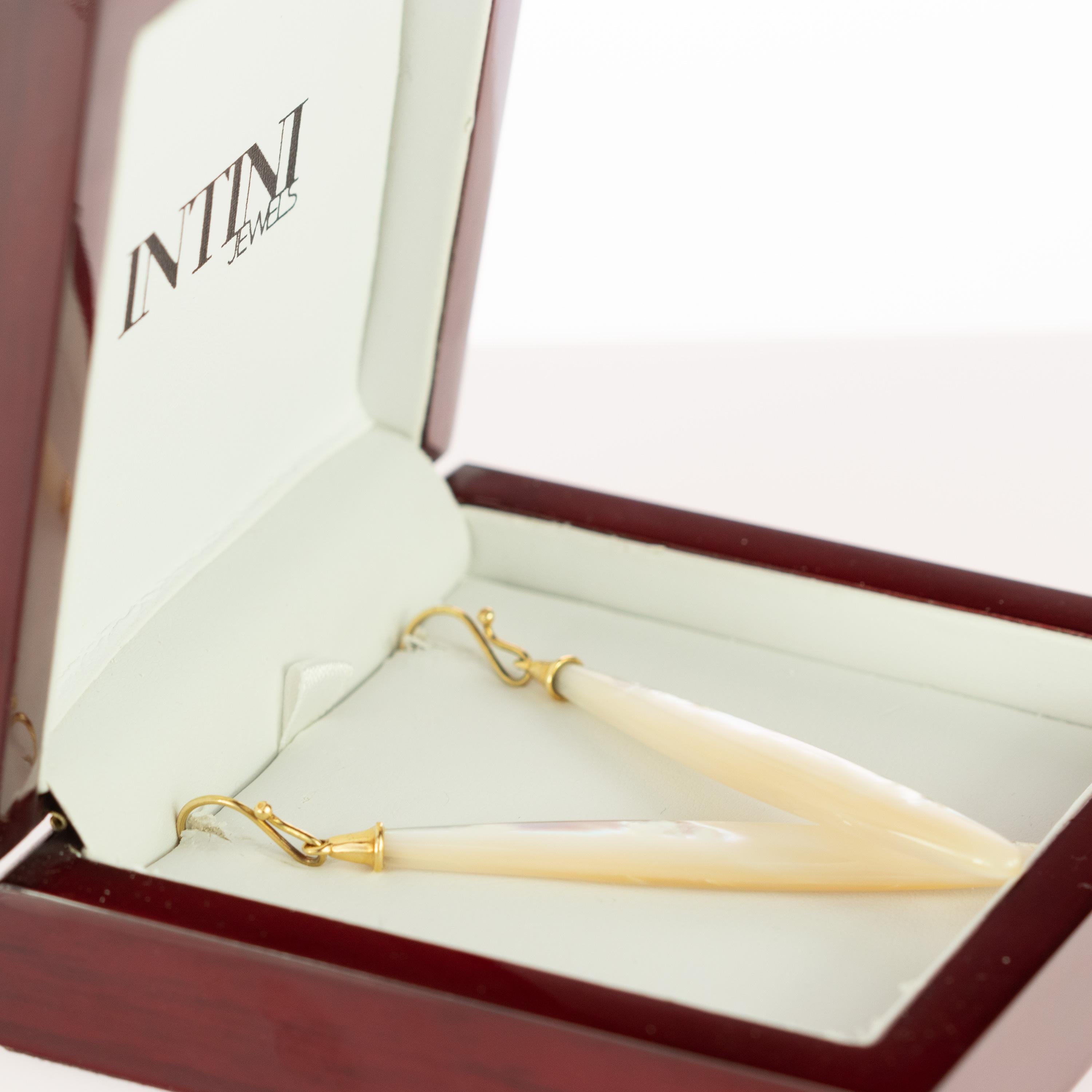 Longues boucles d'oreilles audacieuses en nacre de couleur naturelle sculptée en forme de goutte d'eau en vente 1