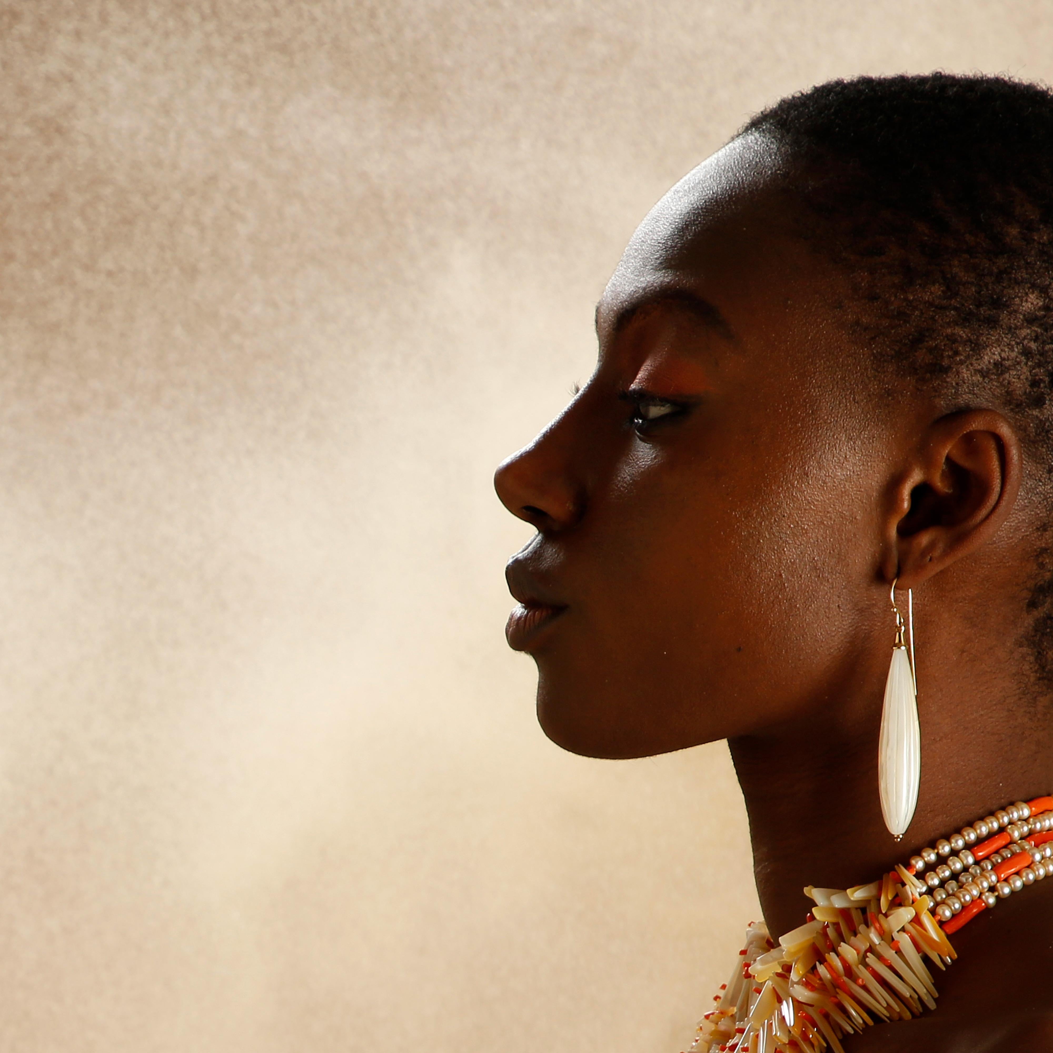 Nacre  les gouttes de lustre combinent des formes volumineuses avec des couleurs naturelles vives, ce qui donne des pièces audacieuses et libres d'esprit, d'une élégance charmante. Le design de cette pièce s'inspire des caractéristiques naturelles,