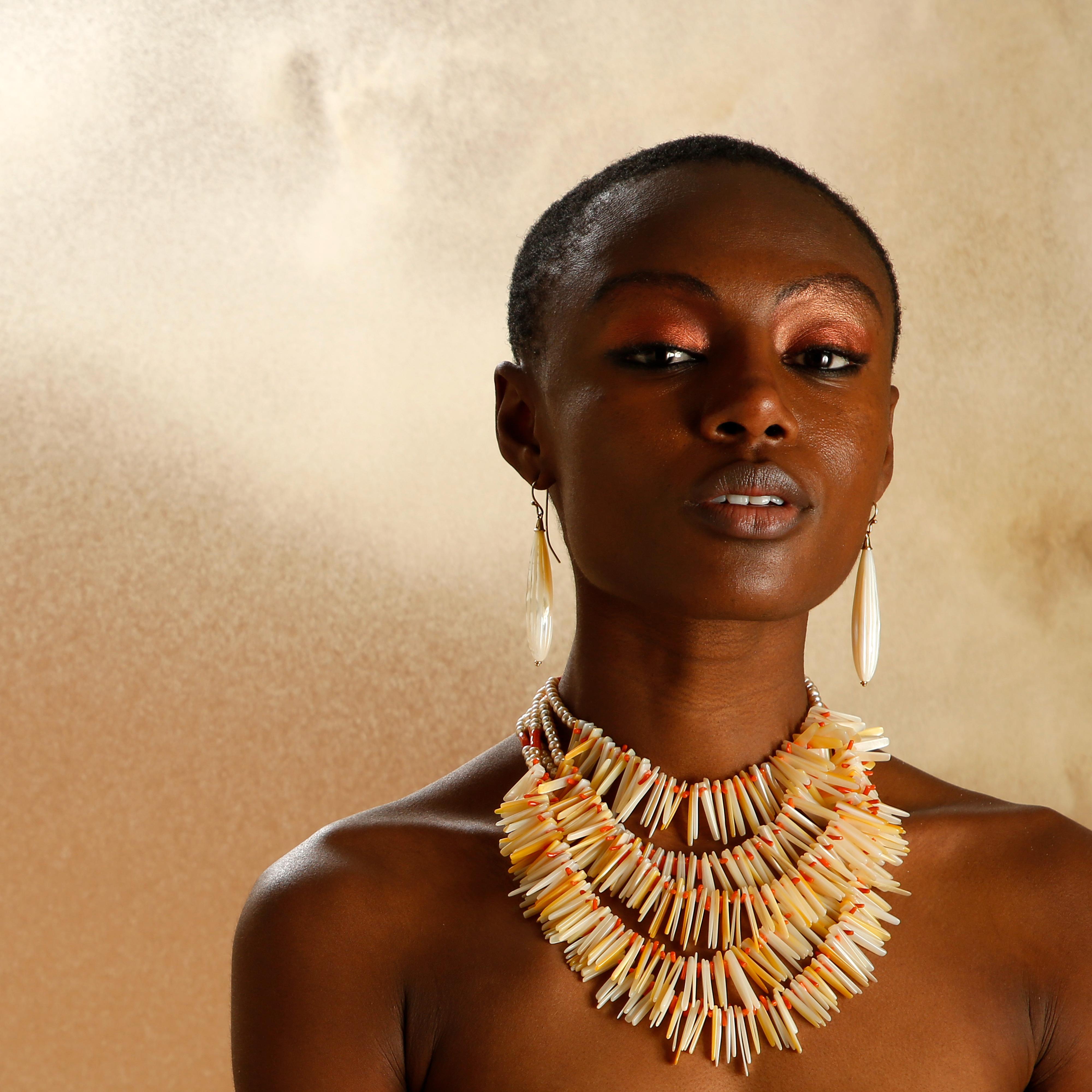 Pendants d'oreilles en argent sculptés en forme de larme en nacre de couleur naturelle, faits à la main Neuf - En vente à Milano, IT