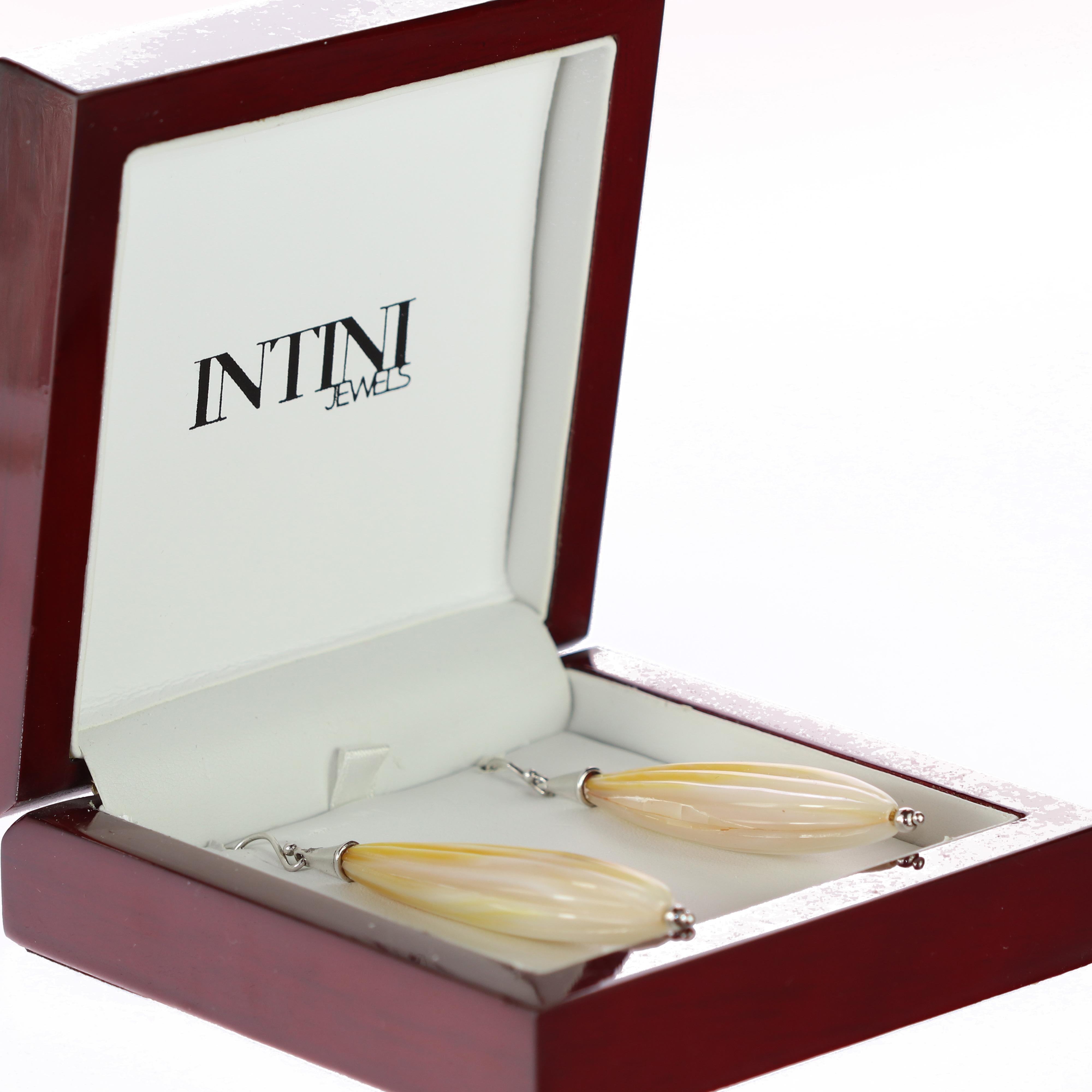 Pendants d'oreilles en argent sculptés en forme de larme en nacre de couleur naturelle, faits à la main Pour femmes en vente