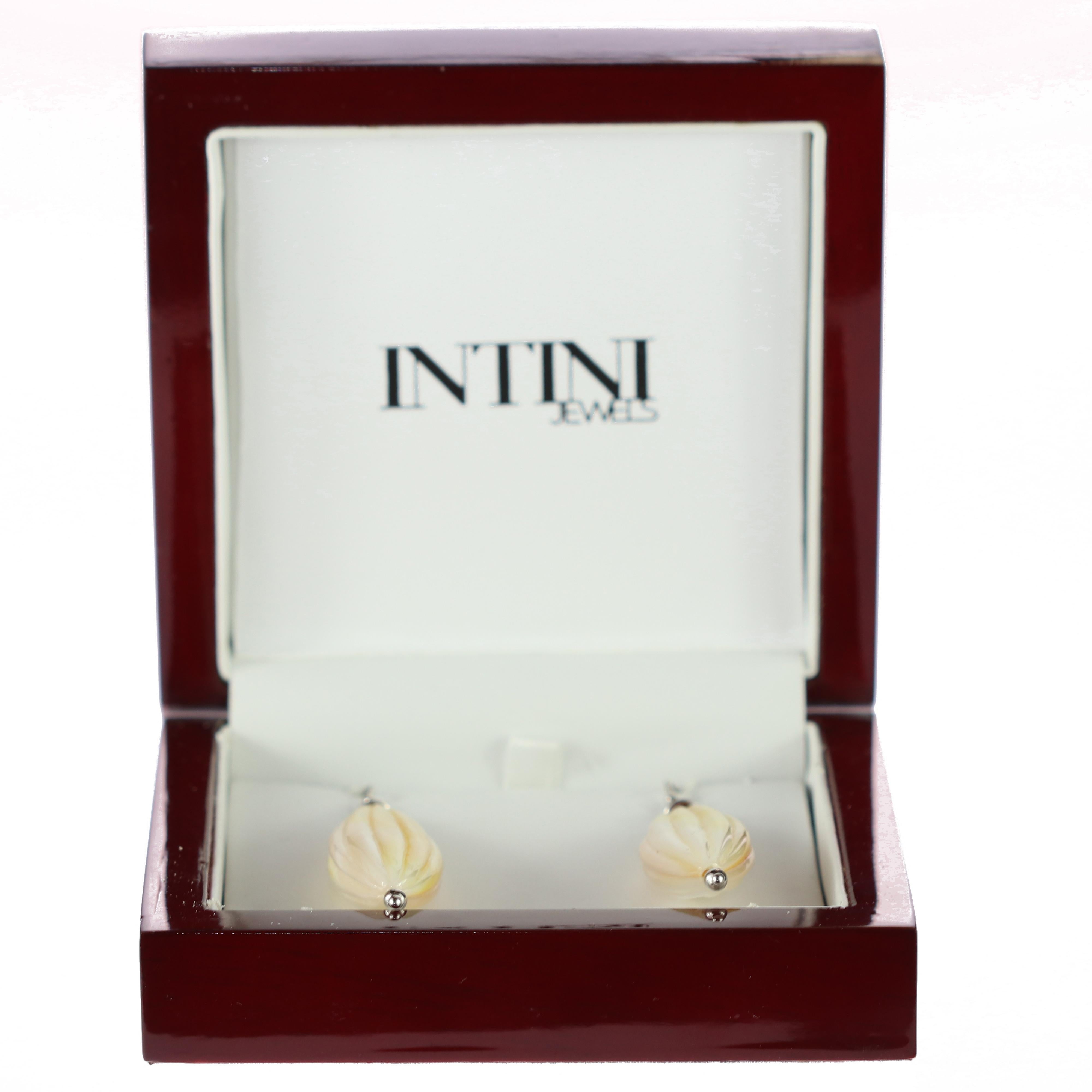 Pendants d'oreilles en argent sculptés en forme de larme en nacre de couleur naturelle, faits à la main en vente 1