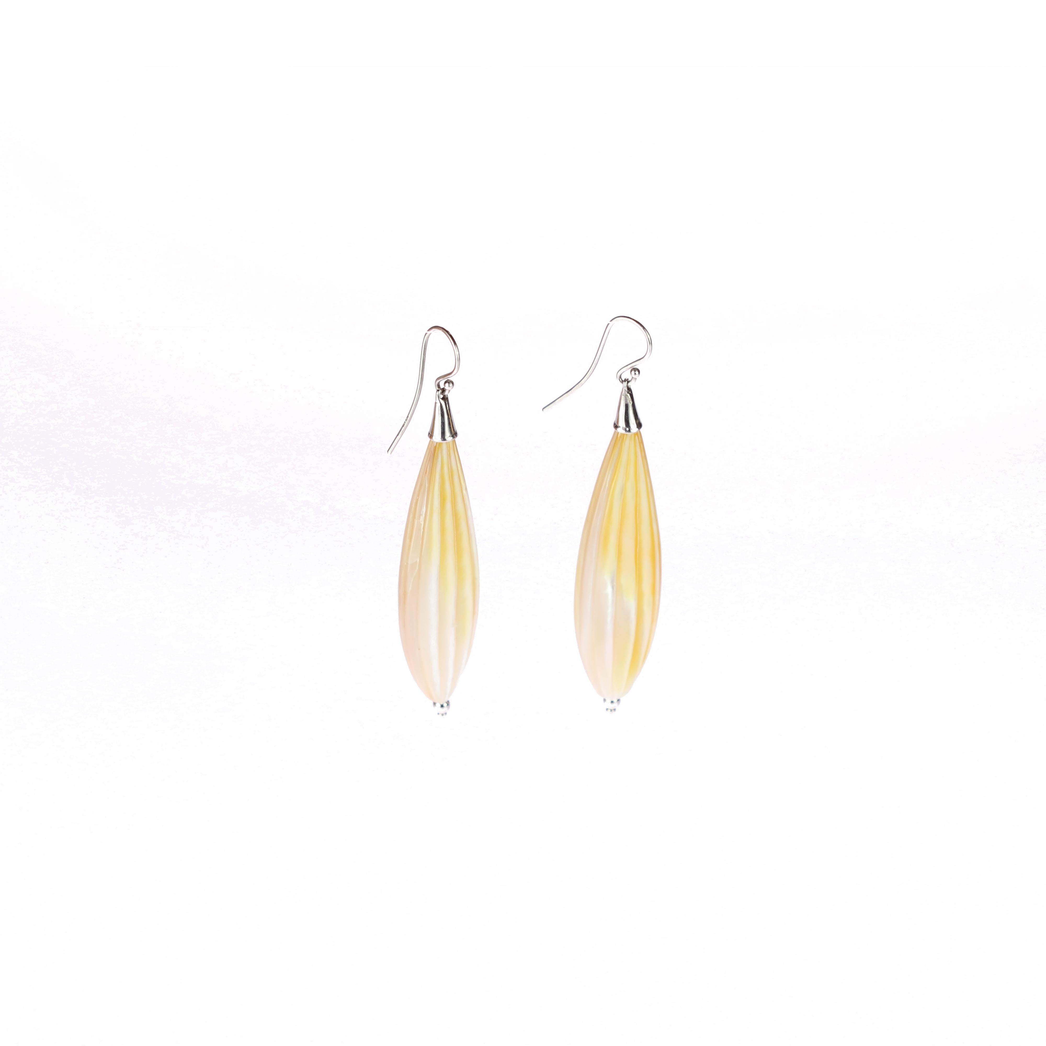 Pendants d'oreilles en argent sculptés en forme de larme en nacre de couleur naturelle, faits à la main en vente 2