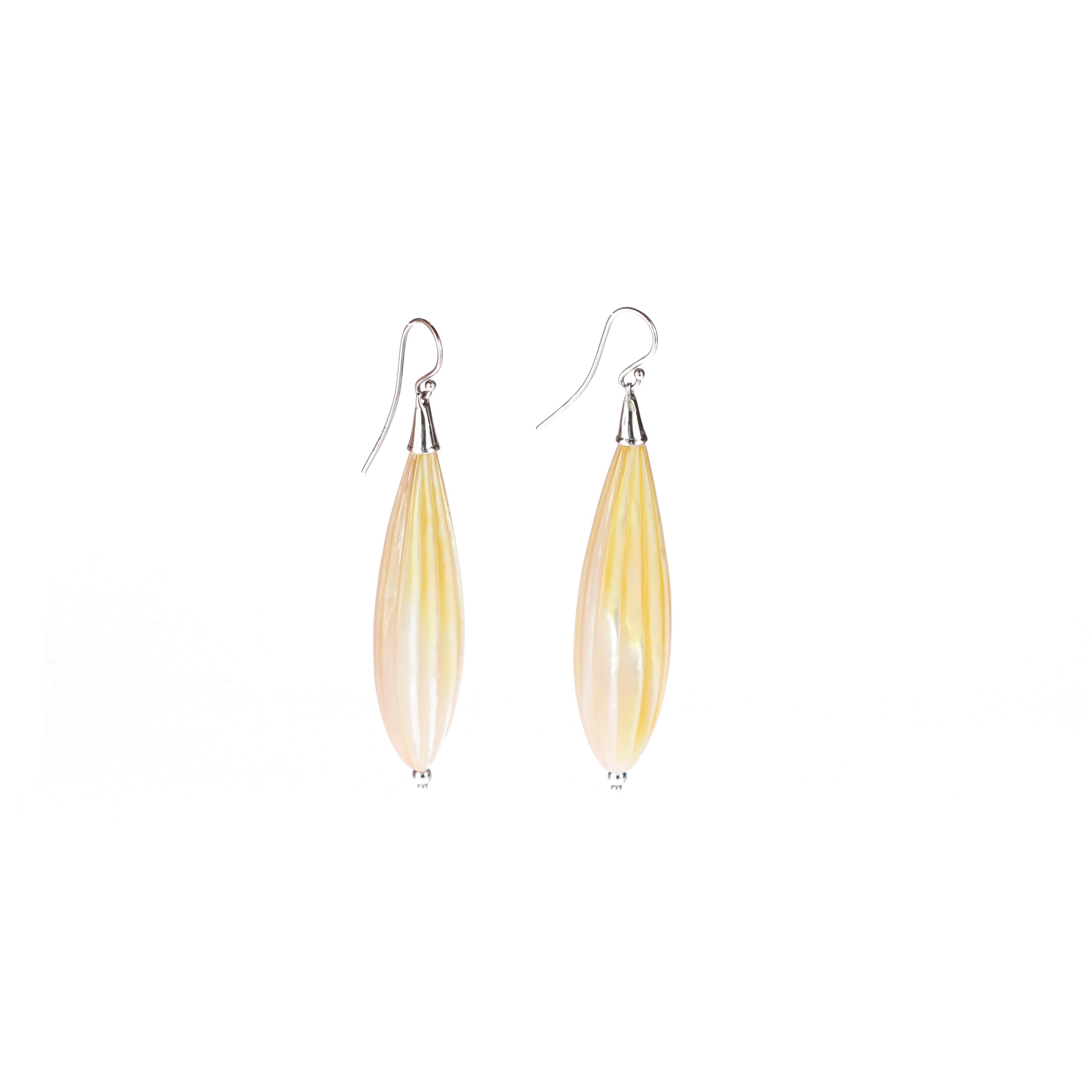 Pendants d'oreilles en argent sculptés en forme de larme en nacre de couleur naturelle, faits à la main en vente 3