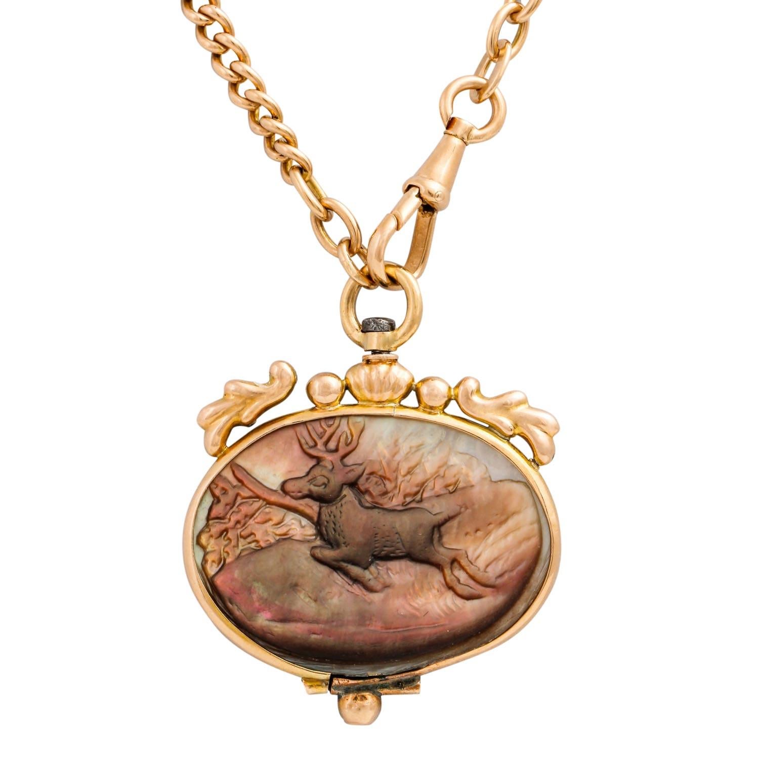 Necklace and pendant made of mother-of-pearl with a carved hunting scene, set in RG 14K, 23.6 g, chain length approx. 44 cm, 1st half of the 20th century, slight signs of wear.

Necklace and pendant with mother-of- pearl with engraved hunting scene,