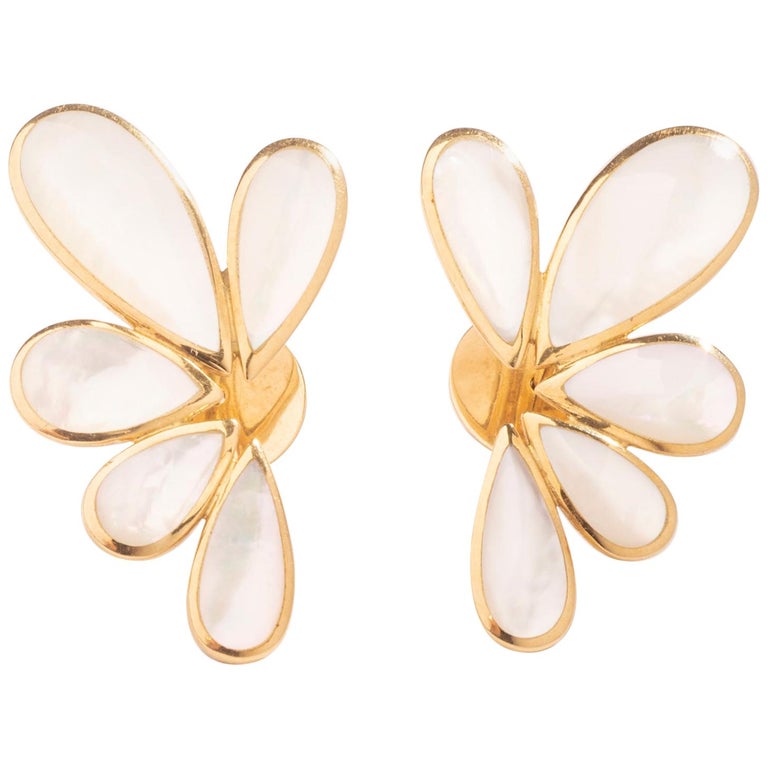 Clips d'oreilles en forme de fleur stylisée en nacre sur or jaune - En  vente sur 1stDibs