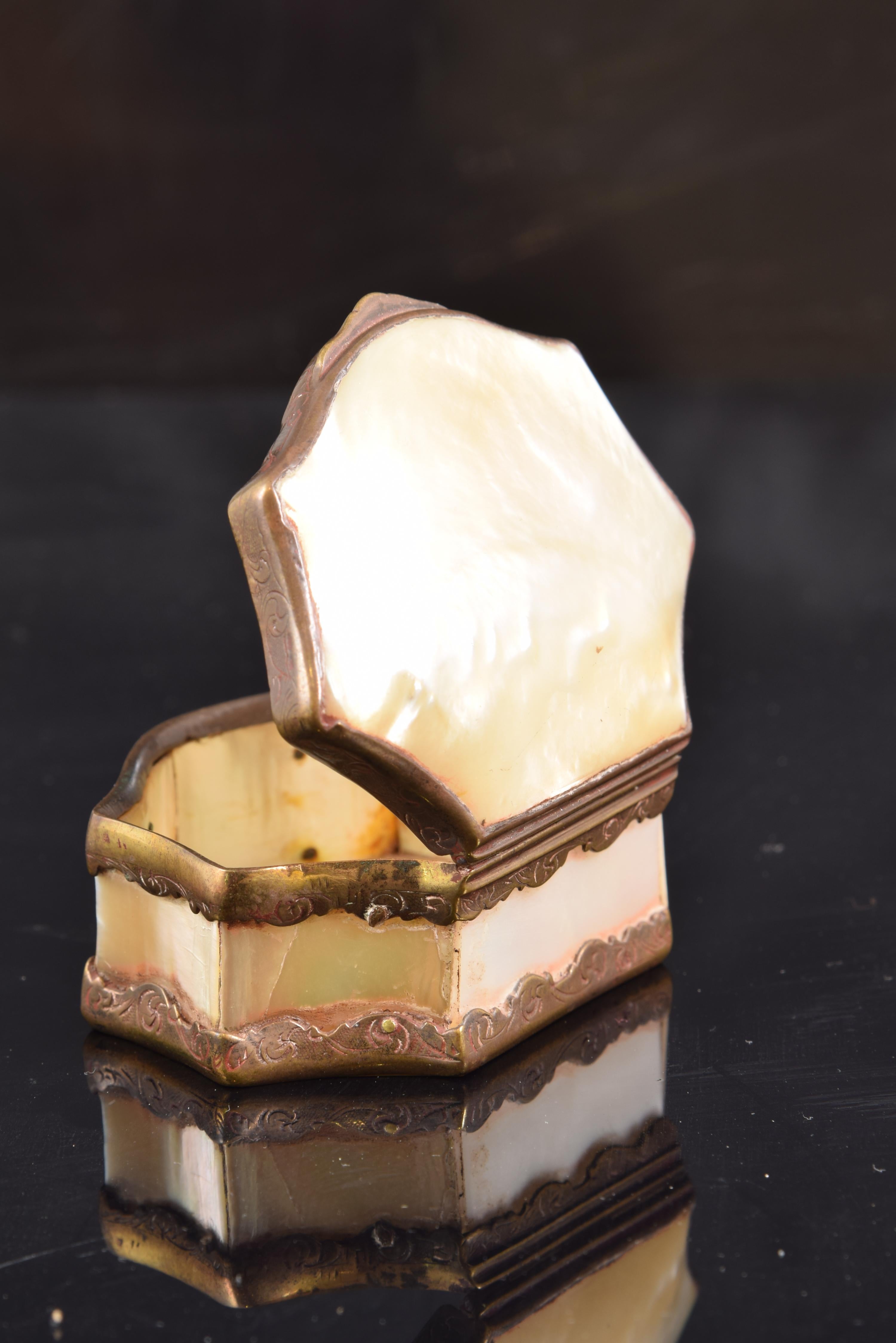 Mother of Pearl or Nacre Box with Bronze Frame, 19th Century In Good Condition For Sale In Madrid, ES