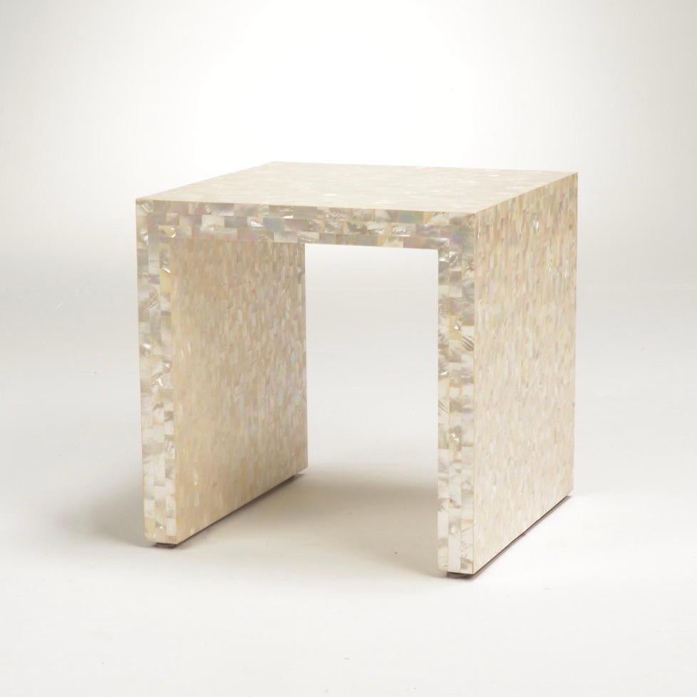 Beistelltische aus Perlmutt, entworfen von OscarDe La Renta für Century Furniture. Dieser Beistelltisch mit seinen schlichten Linien und seinem atemberaubenden MATERIAL fängt das Licht auf die schönste Weise ein. Einer verfügbar
