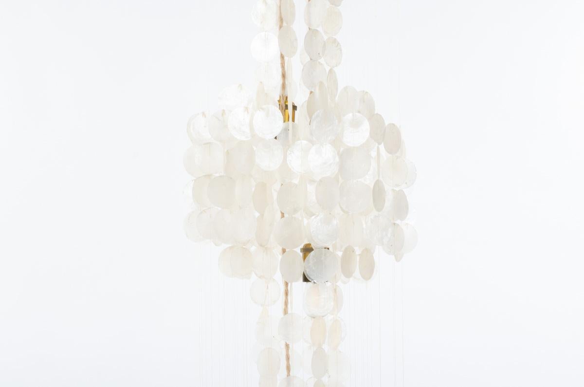 Grande lampe suspendue des années 60
rosace de plafond pour la finition
Association de nacre formant 3 grappes, fil transparent.
À la manière du modèle Fun de Verner Panton