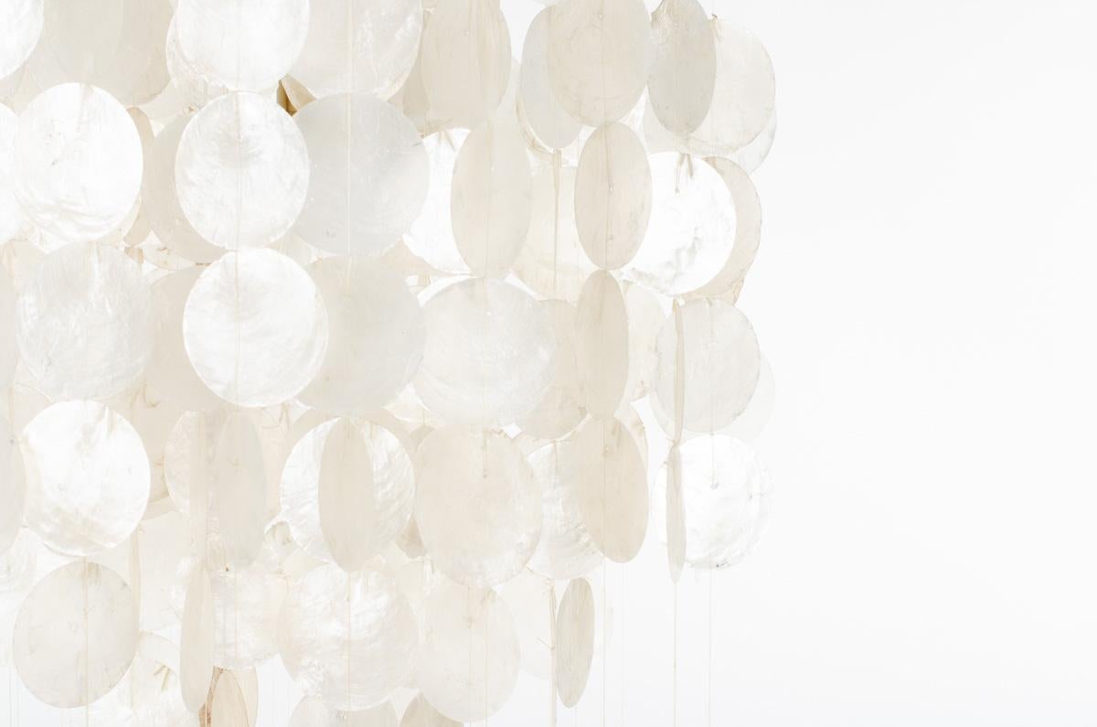 Mother-of-pearl pendant light, 1960s In Good Condition For Sale In JASSANS-RIOTTIER, FR