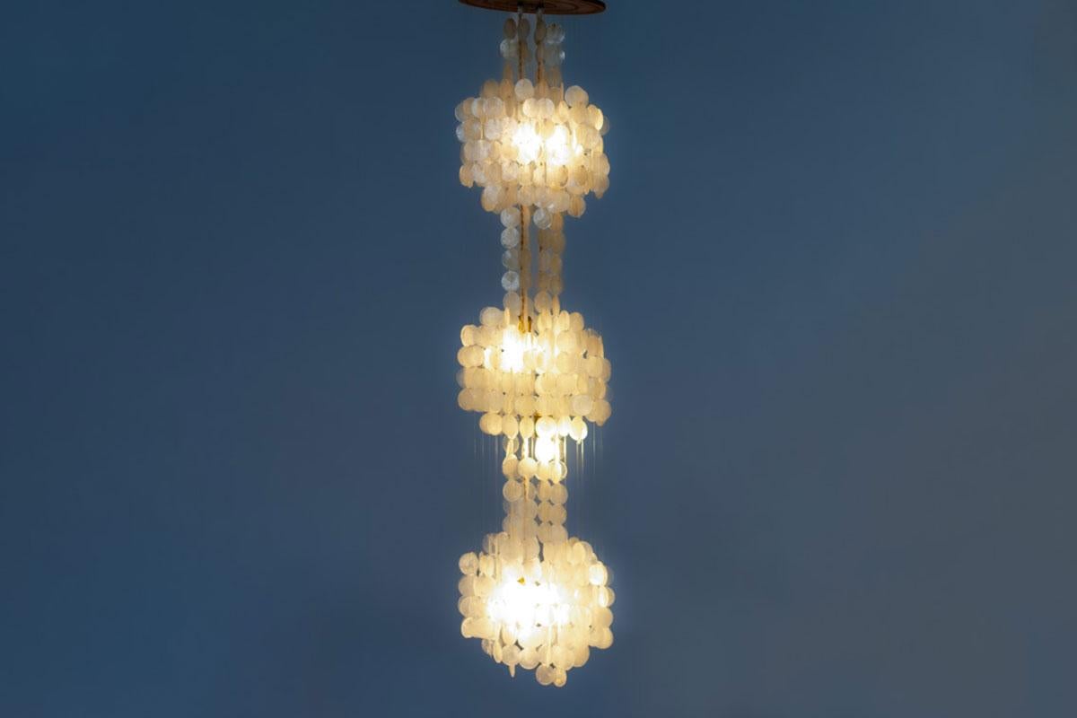 Mother-of-pearl pendant light, 1960s For Sale 2
