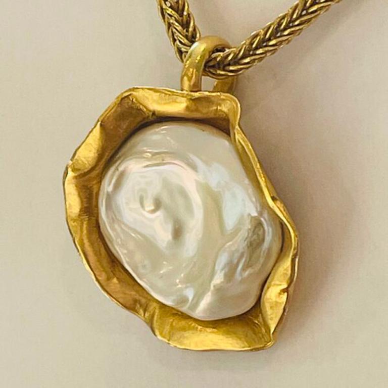 Taglio rotondo Collana con ciondolo Madreperla in oro 22k, di Tagili in vendita