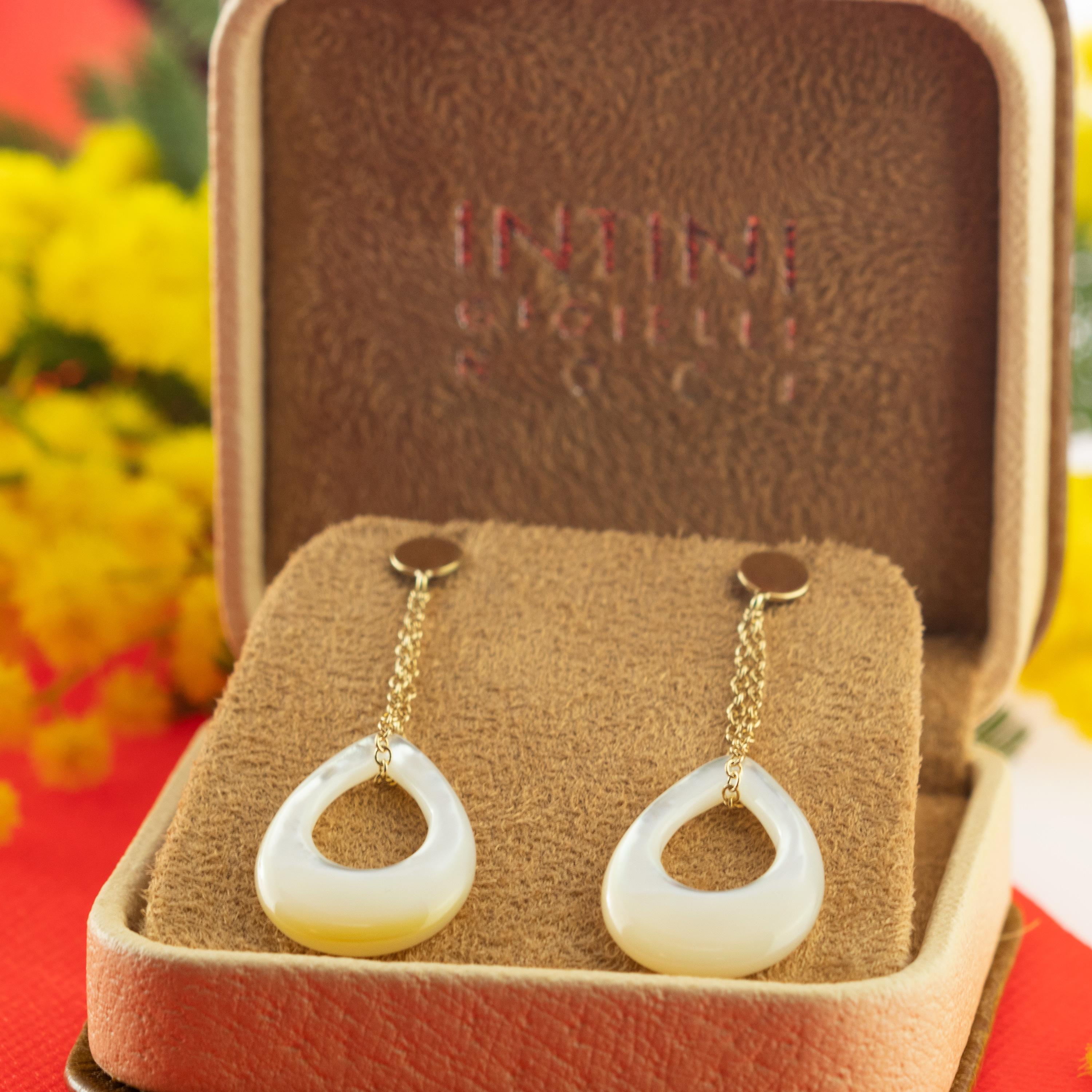 Light weighted pendulum earrings born in the Intini Jewels workshop. Our designers add all the Italian modern style and glamour in one exquisite piece. Marvellous mother of pearl elements, hanging from a 18 karat yellow gold chain.

These jewels are