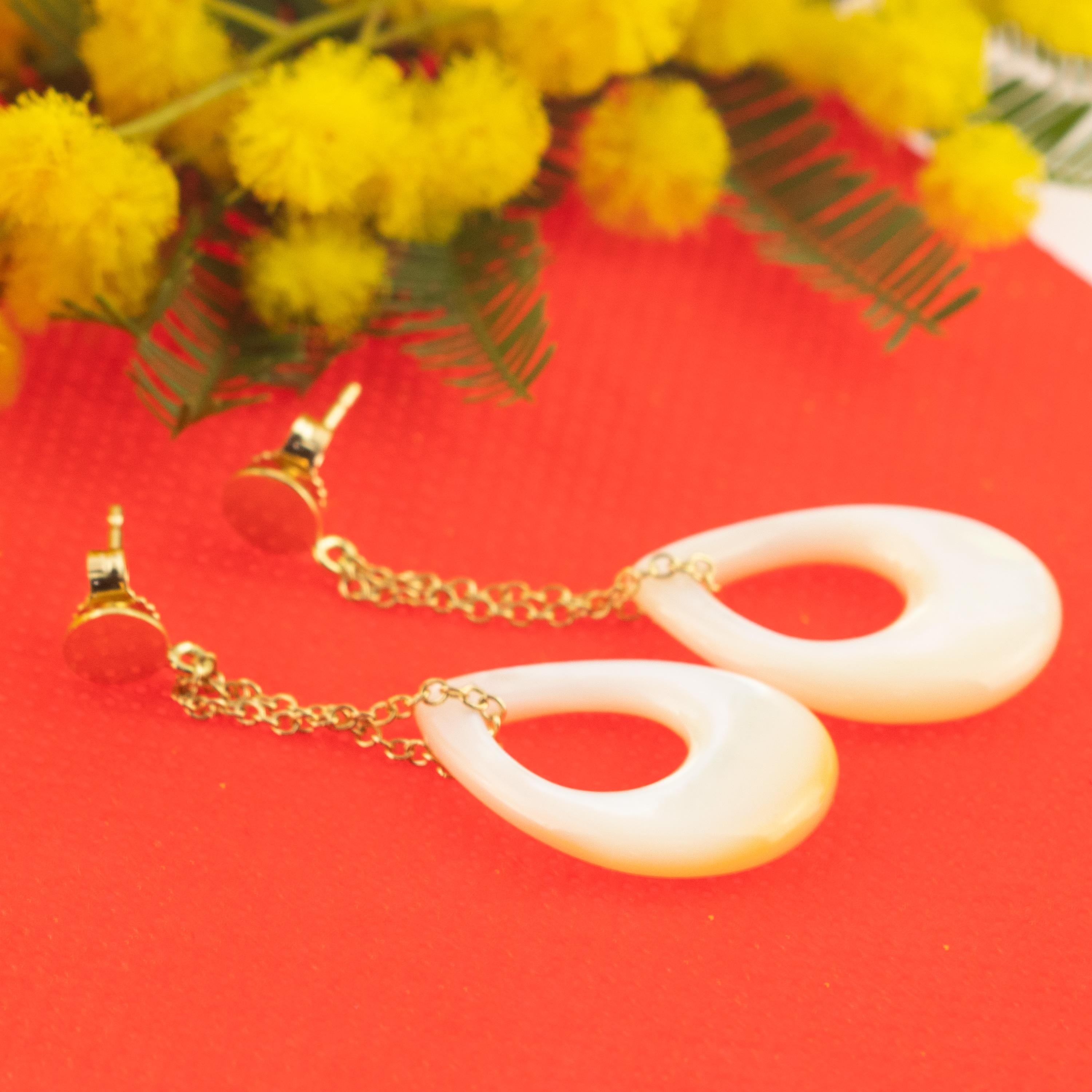 Taglio misto Orecchini pendenti da cocktail a catena in oro 18 carati con madreperla in vendita