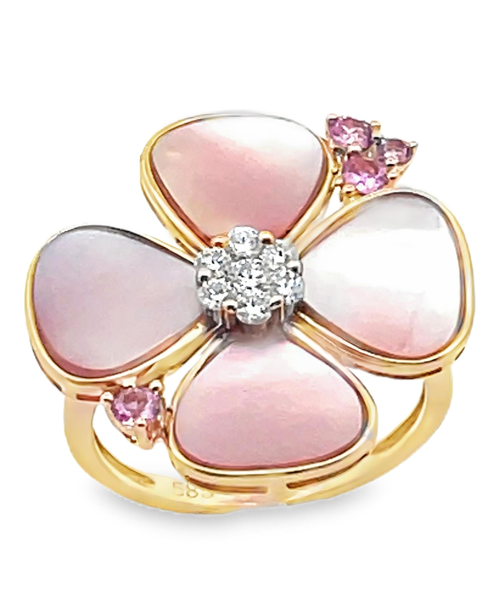 Bague fleur en or jaune 14K avec des diamants ronds pesant 0,20 carat au total, quatre saphirs roses ronds pesant 0,22 carat au total, et des pétales en nacre pesant 3,99 carats au total.  

- Doigt 6.5, peut être augmenté ou diminué de 2 tailles.
