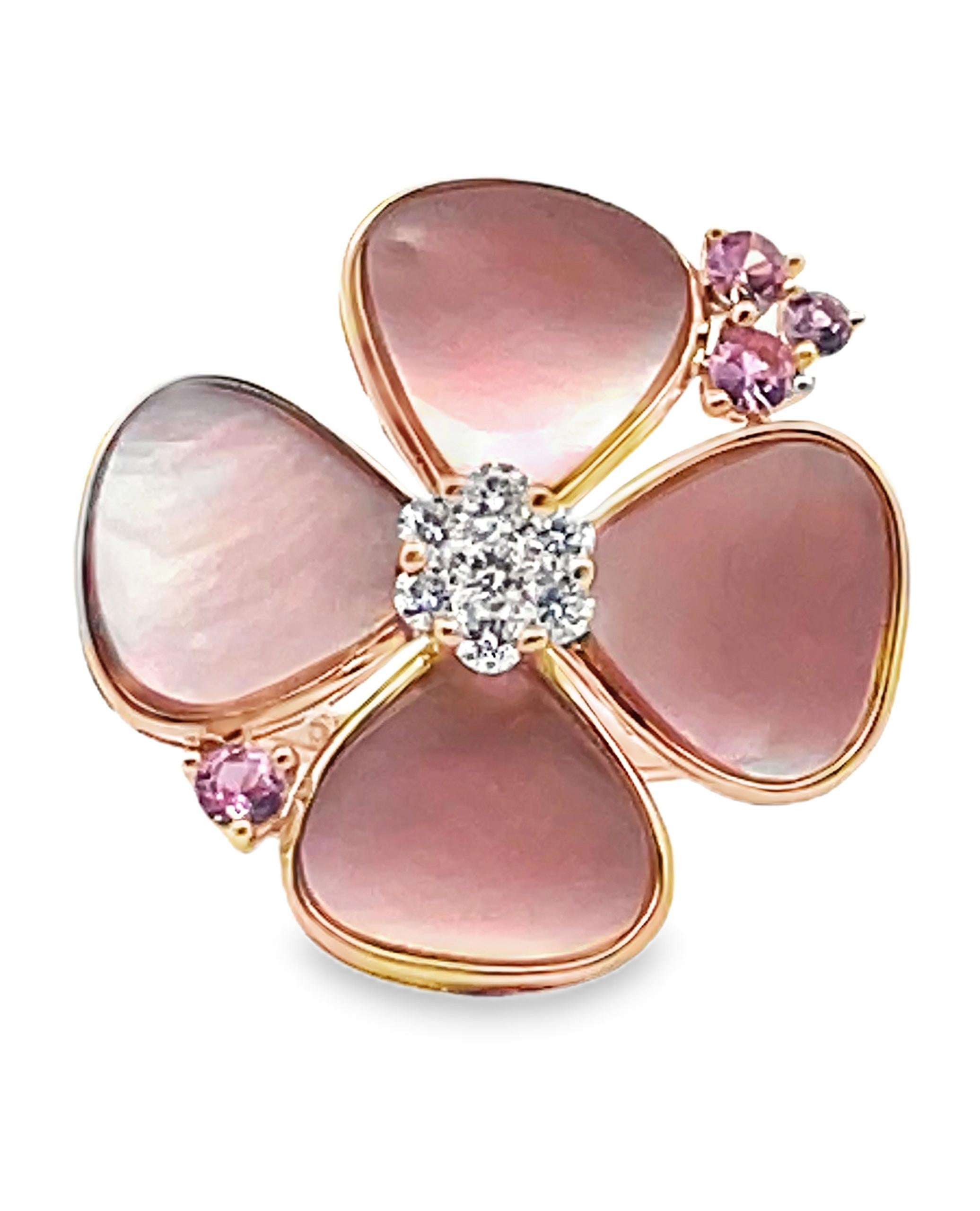 Contemporain Bague en or jaune 14K nacre, saphir rose, fleur à quatre pétales et diamant en vente