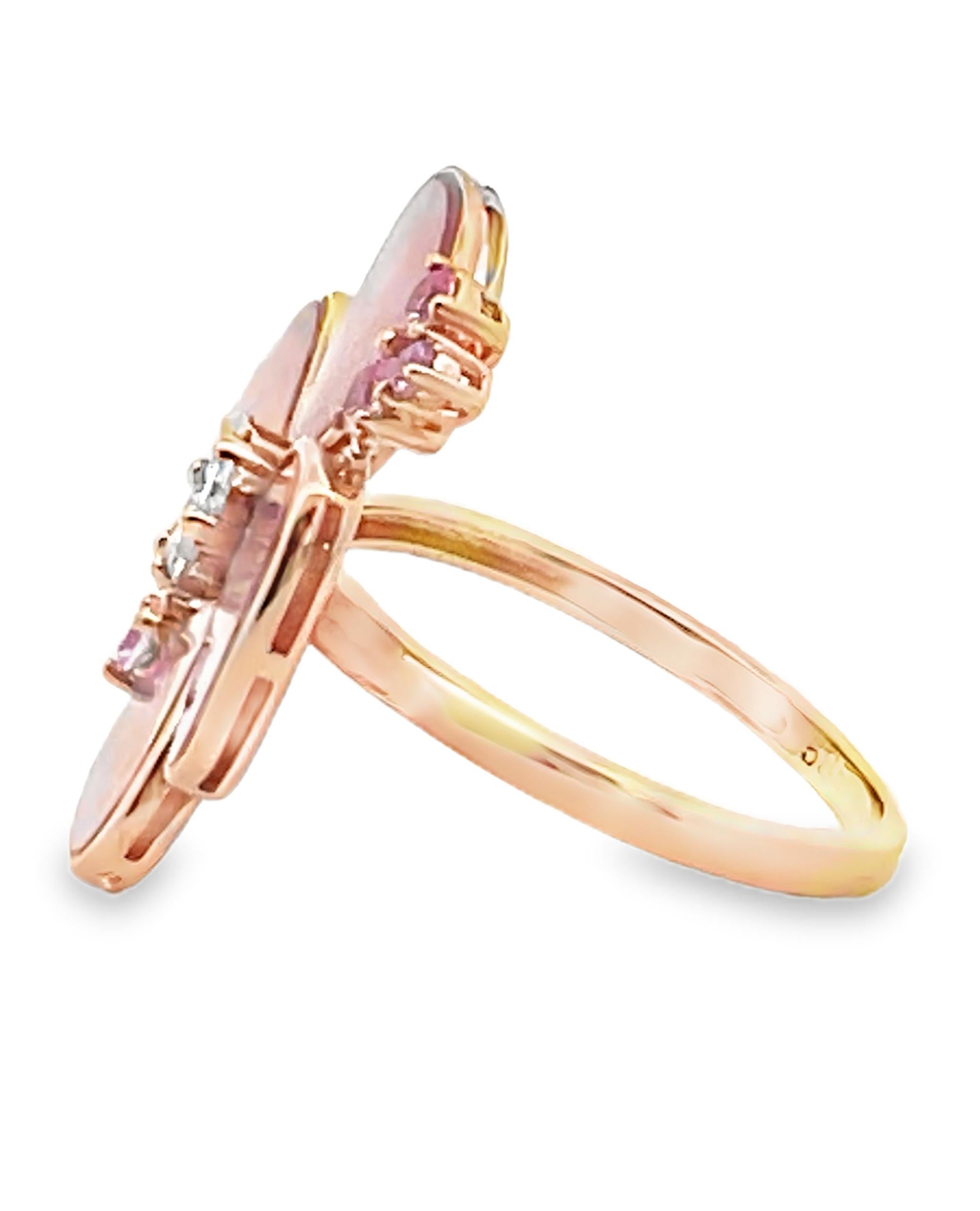 Taille mixte Bague en or jaune 14K nacre, saphir rose, fleur à quatre pétales et diamant en vente