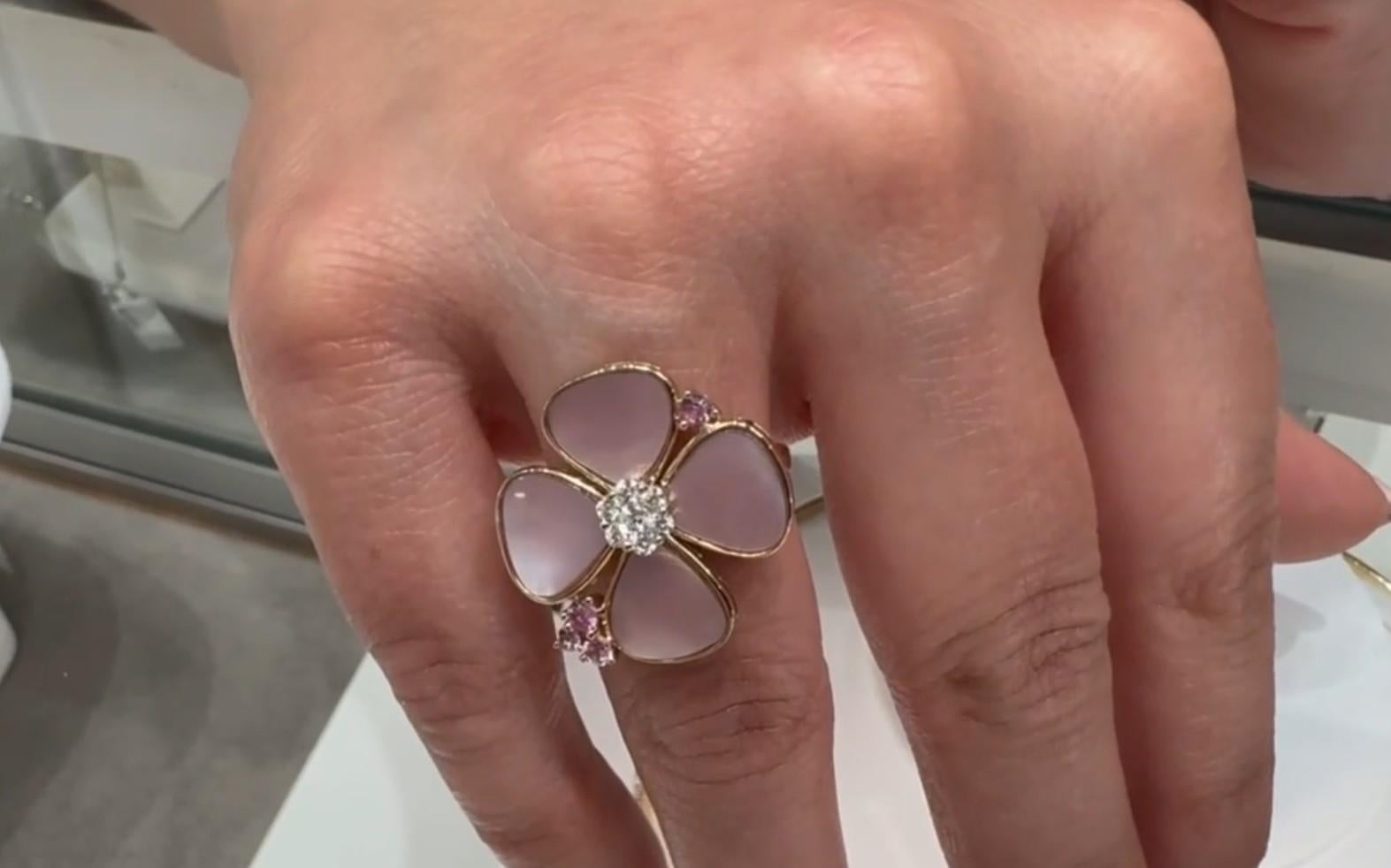 Bague en or jaune 14K nacre, saphir rose, fleur à quatre pétales et diamant Pour femmes en vente