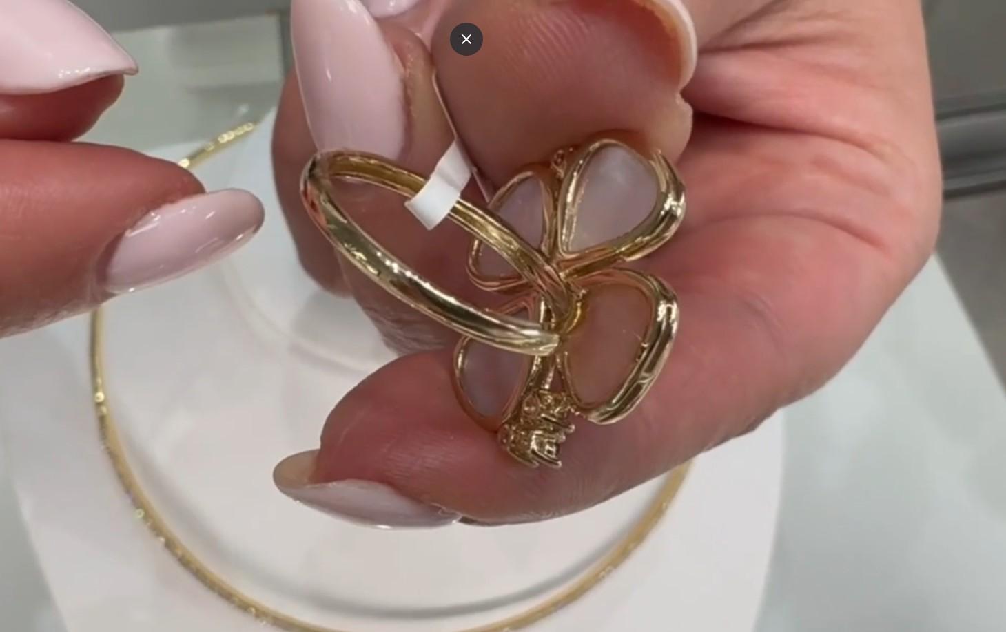 Bague en or jaune 14K nacre, saphir rose, fleur à quatre pétales et diamant en vente 2