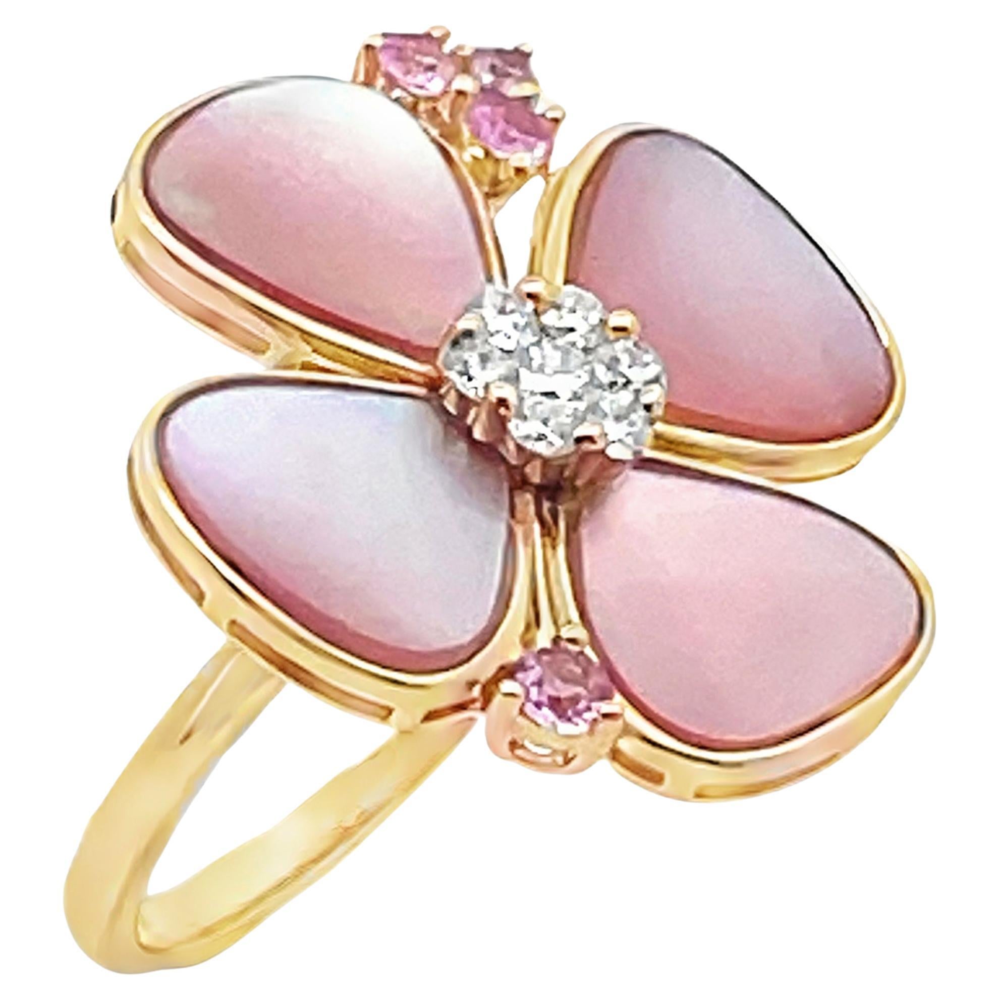 Bague en or jaune 14K nacre, saphir rose, fleur à quatre pétales et diamant en vente