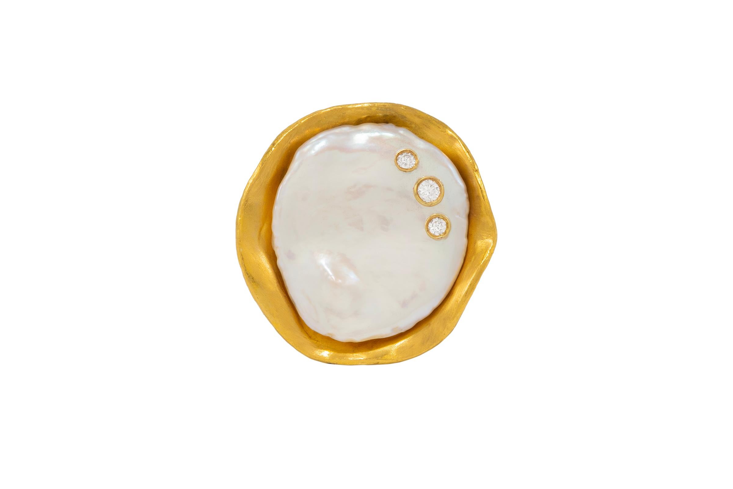 Diamond and Pearl Cocktail Ring in 22k Gold, by Tagili In New Condition For Sale In New York, NY