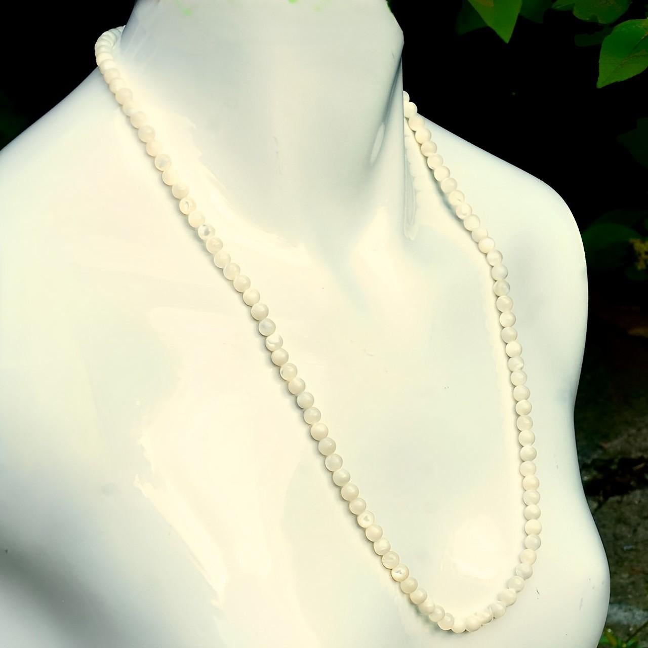 Mother of Pearl Round Bead Necklace with a Silver Clasp circa 1940s In Good Condition For Sale In London, GB