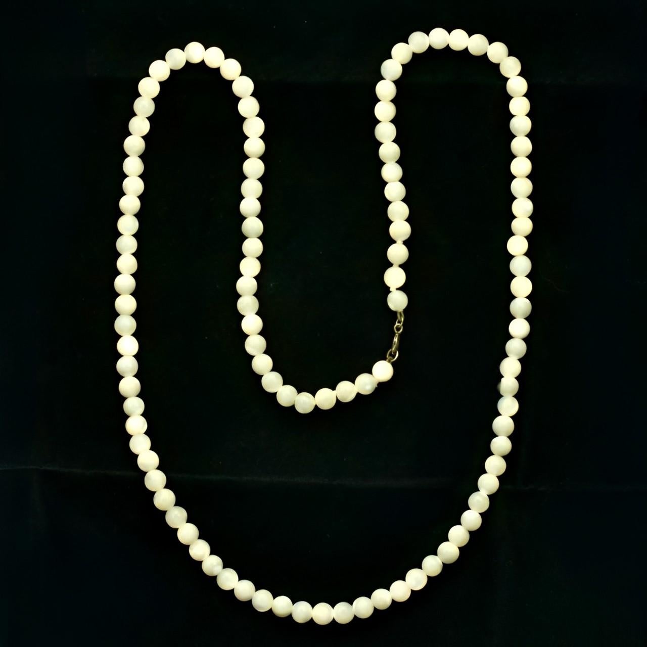 Mother of Pearl Round Bead Necklace with a Silver Clasp circa 1940s For Sale 2